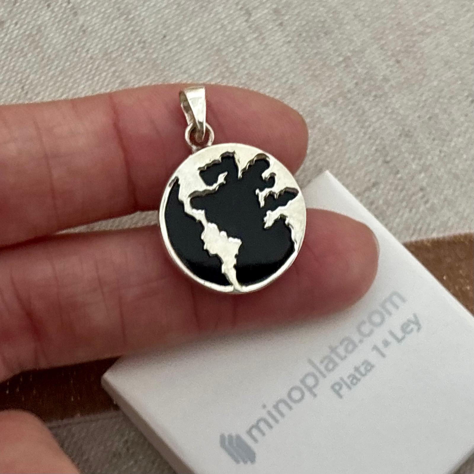 Colgante mundo 20mm de Plata de ley 925 con piedra negra