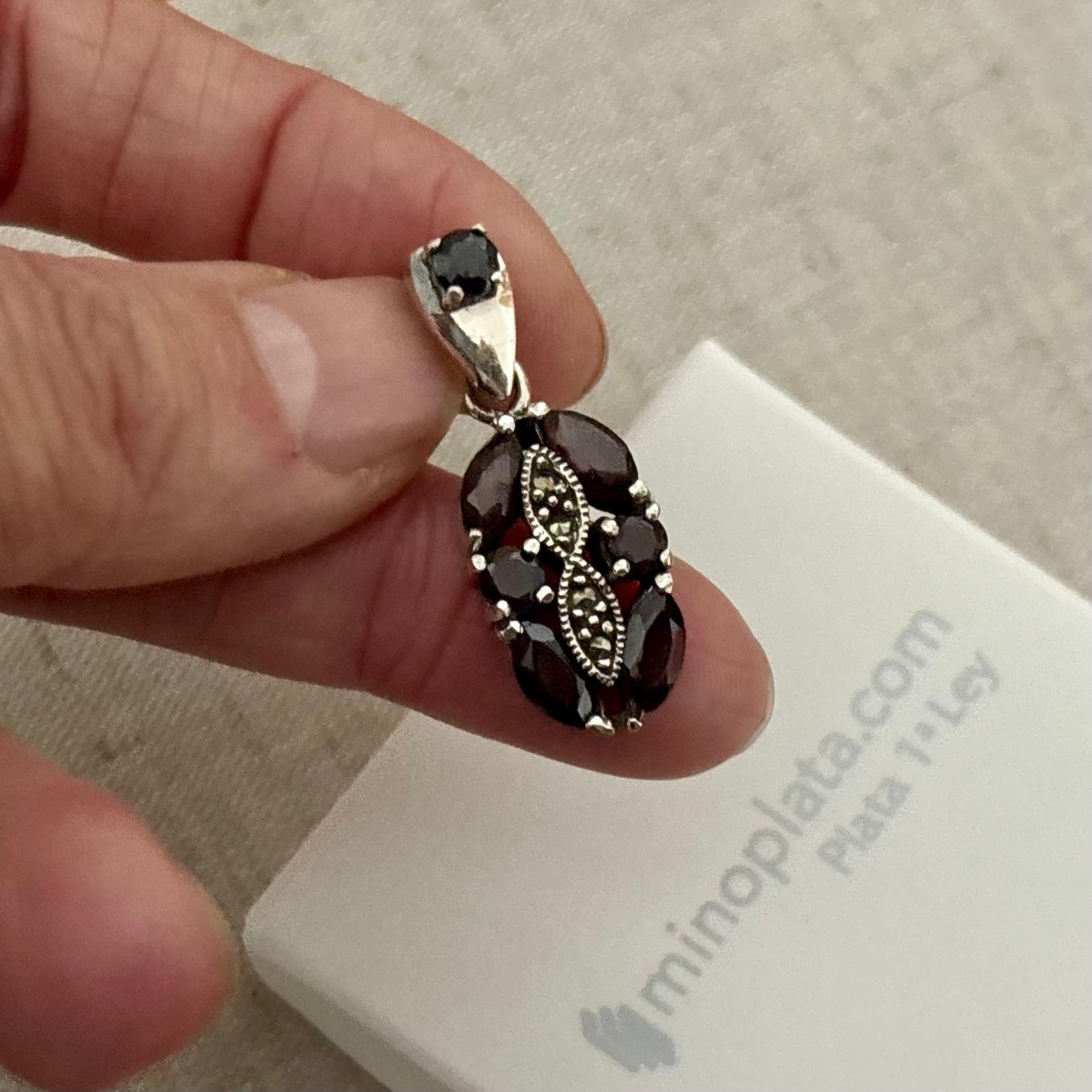 Colgante de Plata vieja con piedras naturales granates y marquesitas