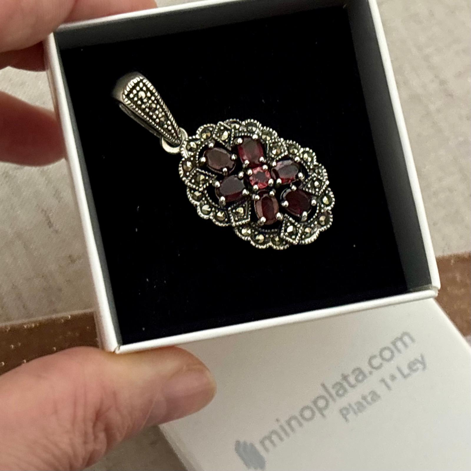 Colgante calado de Plata de ley envejecida con piedras naturales Granates y Marquesitas 3