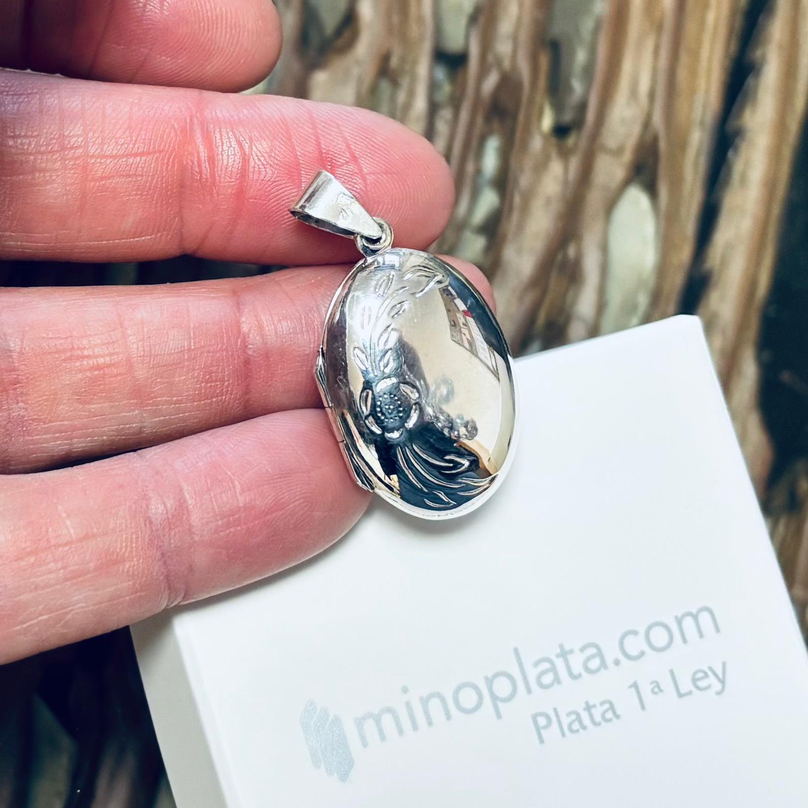 Colgante guarda fotos ovalado de Plata de ley grabada 25mmx18mm