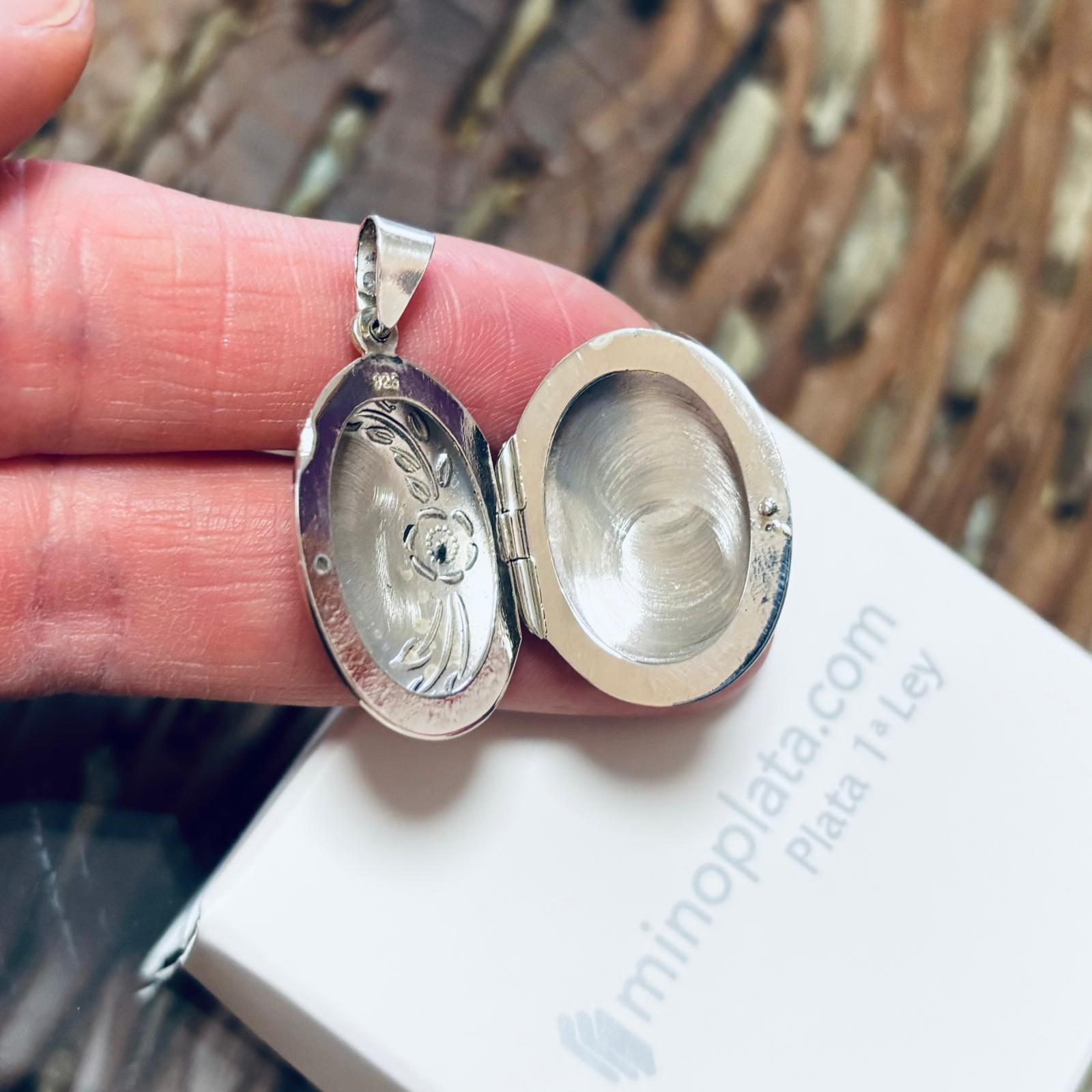 Colgante guarda fotos ovalado de Plata de ley grabada 25mmx18mm