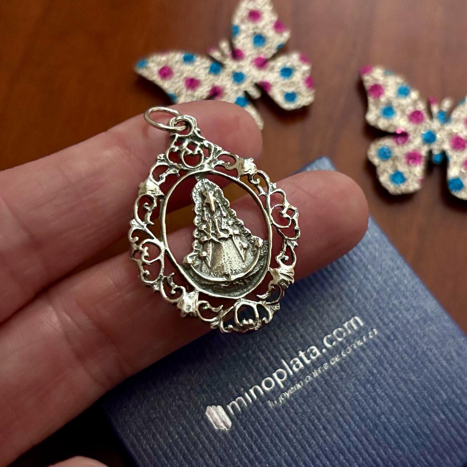 Medalla Virgen del Rocio de Plata de ley envejecida y calada 4