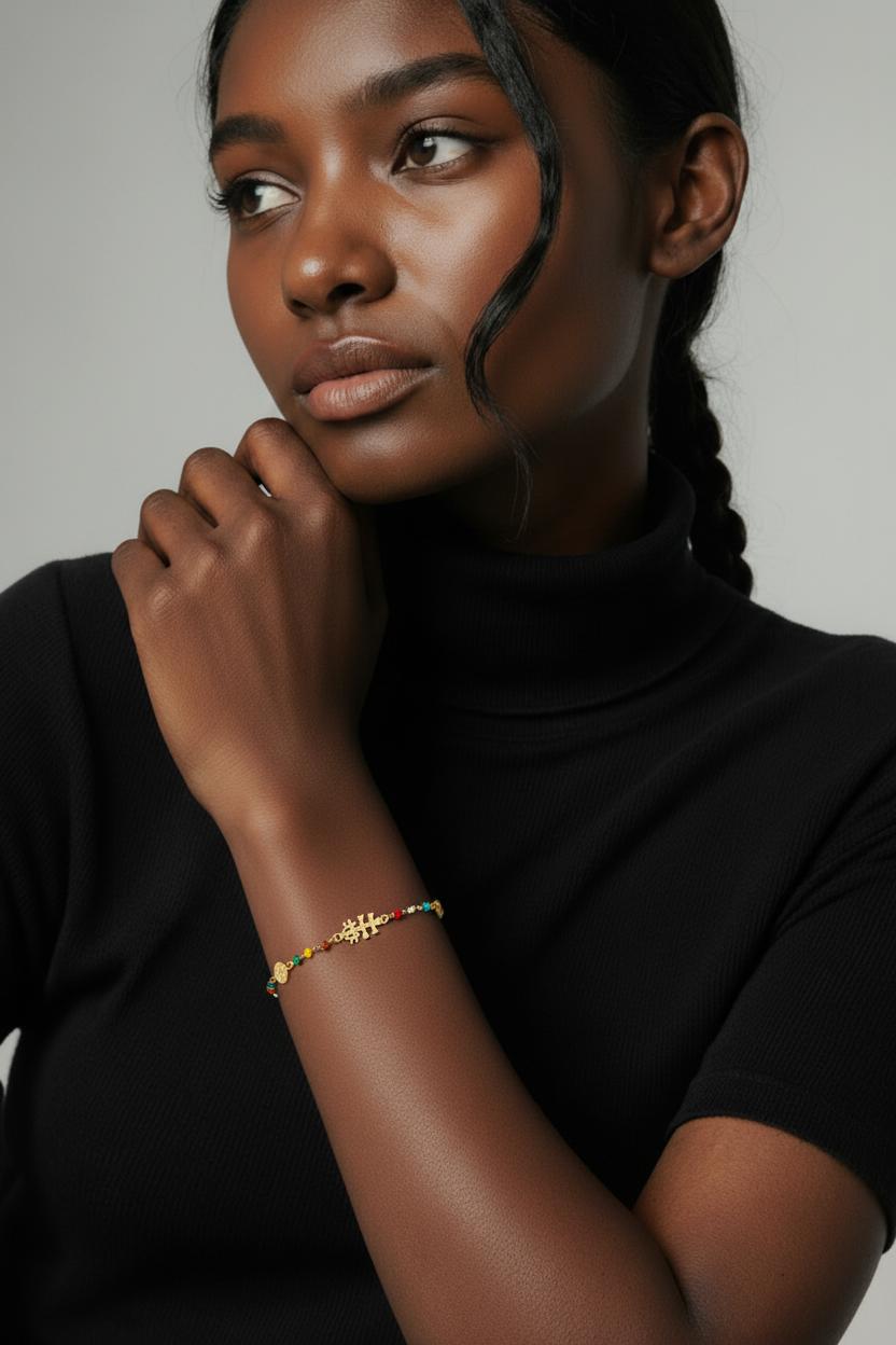 Pulsera tres amuletos Cruz de Caravaca, Medalla San Benito y Medalla Milagrosa de Plata de ley chapada en Oro con bolitas color