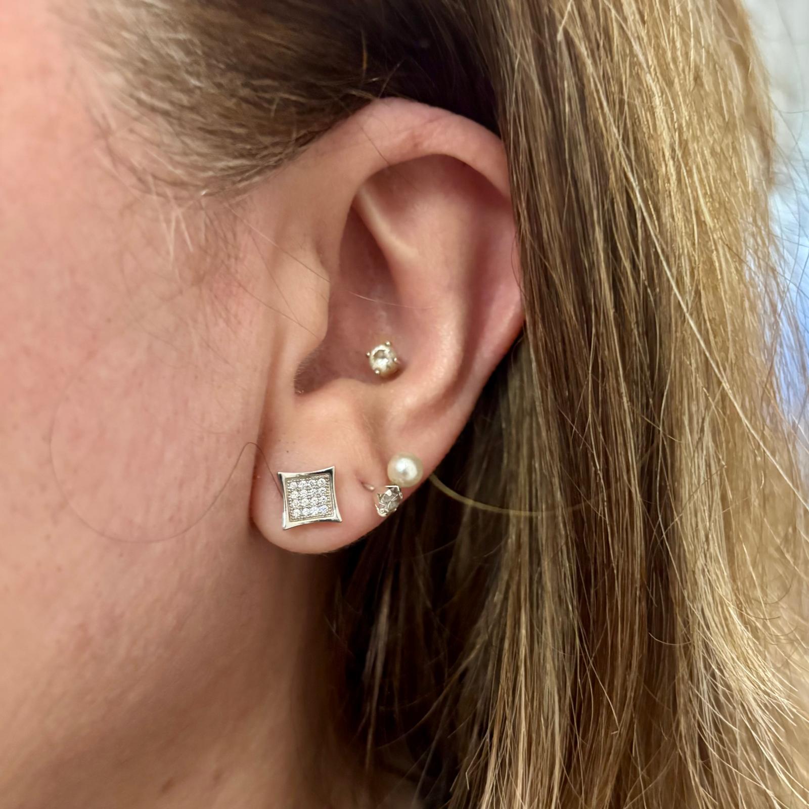 Pendientes novia cuadrados 6x6mm de Plata de ley baño de rodio con Circonitas microengastadas 3