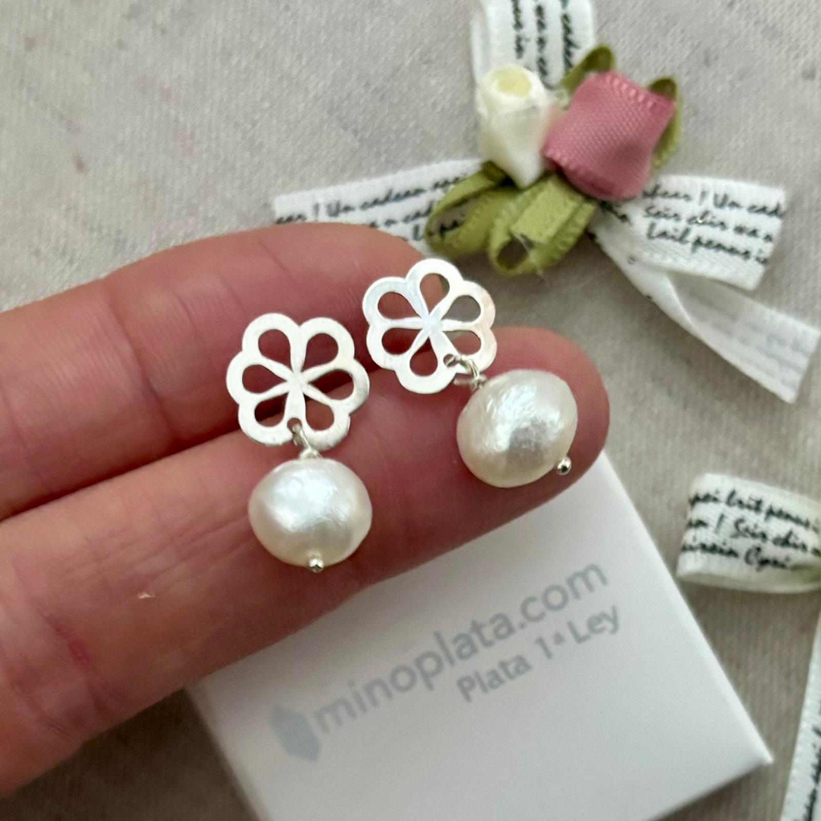 Pendientes flor de Plata de ley con Perlas sintéticas colgantes