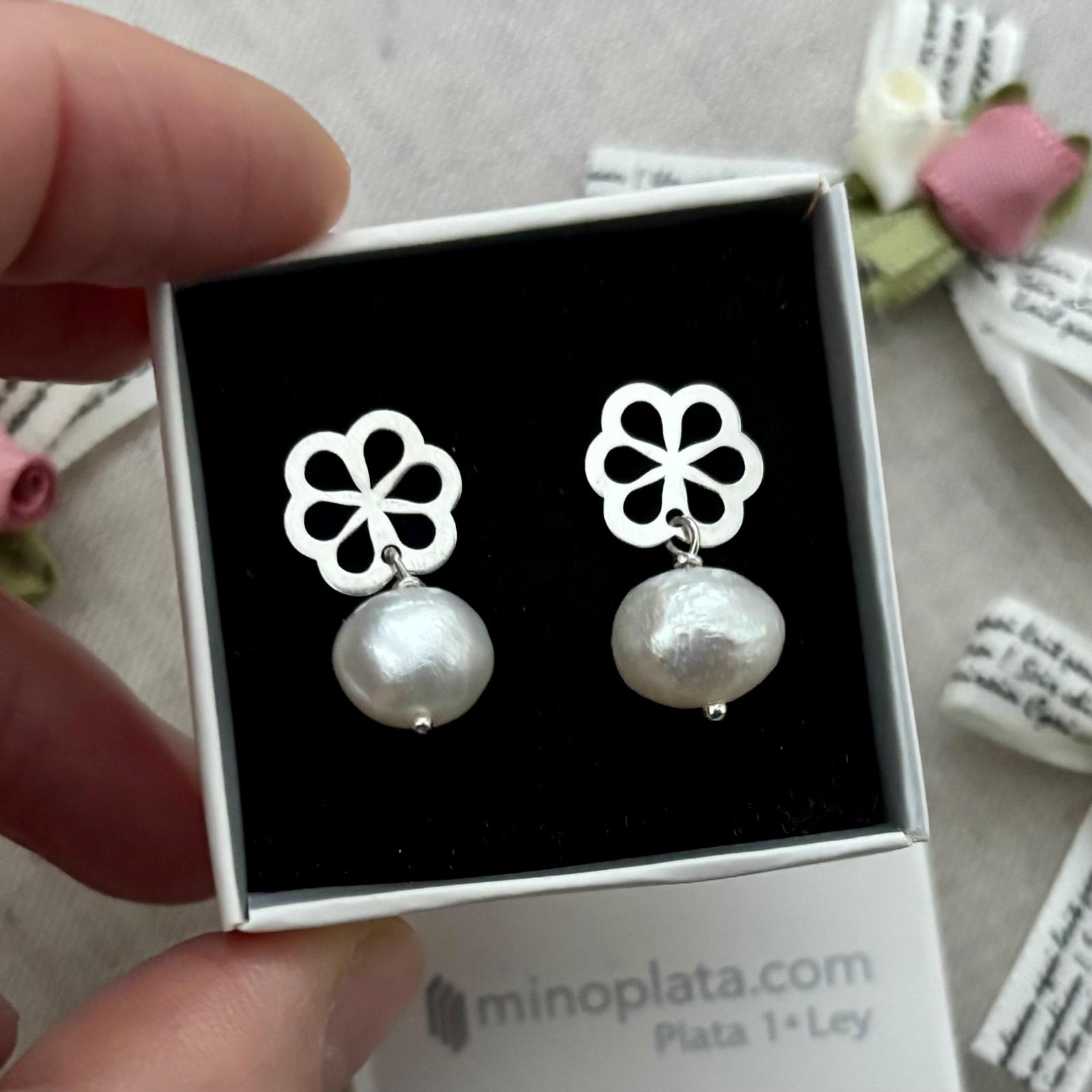 Pendientes flor de Plata de ley con Perlas sintéticas colgantes 3