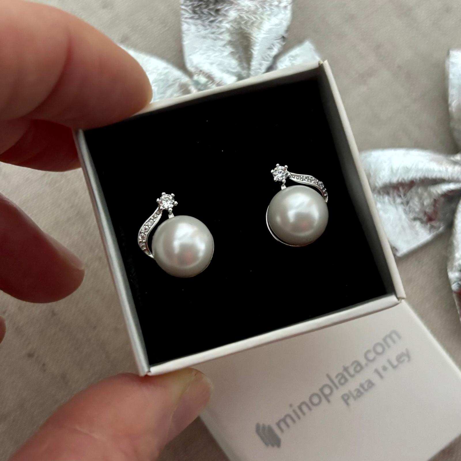 Pendientes japonesa perla de río 10mm en Plata de ley rodiada con cierre omega 4