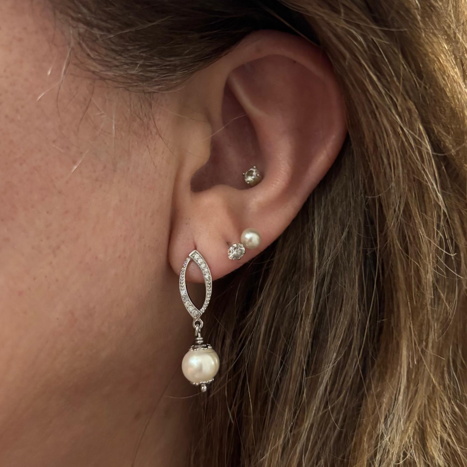 Pendientes de novia de Plata bañada en rodio con Circonitas y Perlas cultivadas colgantes 4