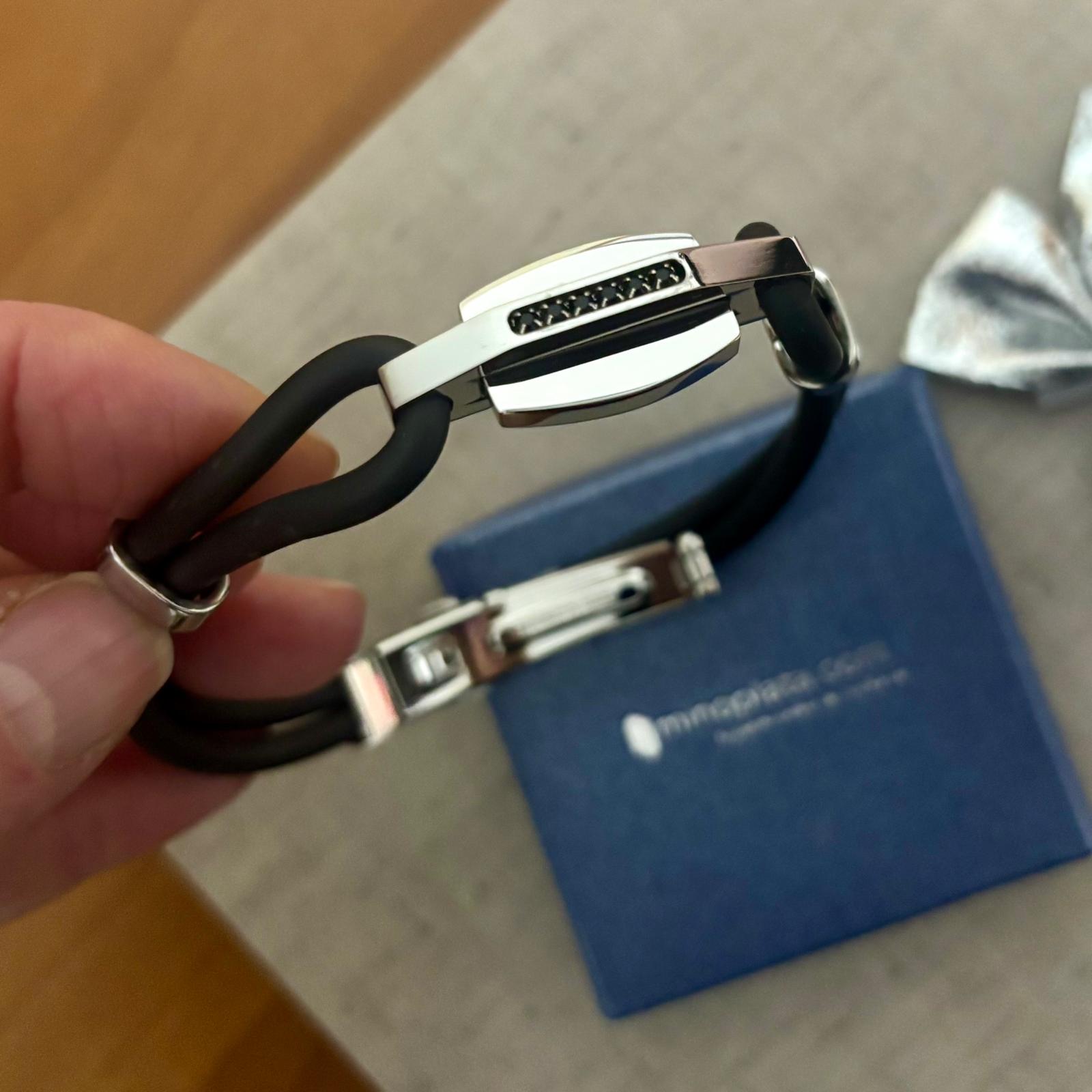 Pulsera de caucho negro con motivo de Acero y Circonitas negras