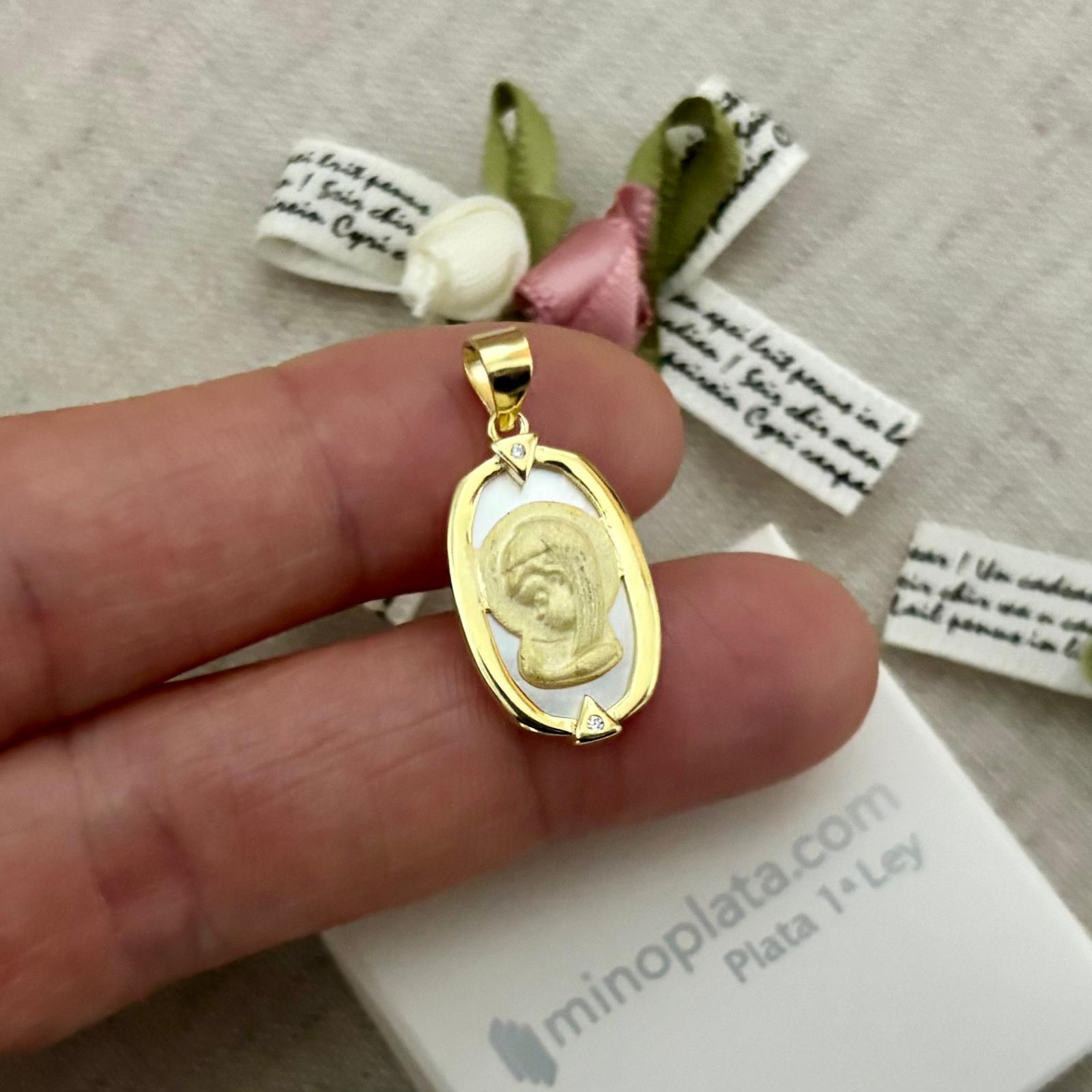 Medalla Virgen Niña de Plata chapada en Oro mate y briloo con Nácar y Circonitas