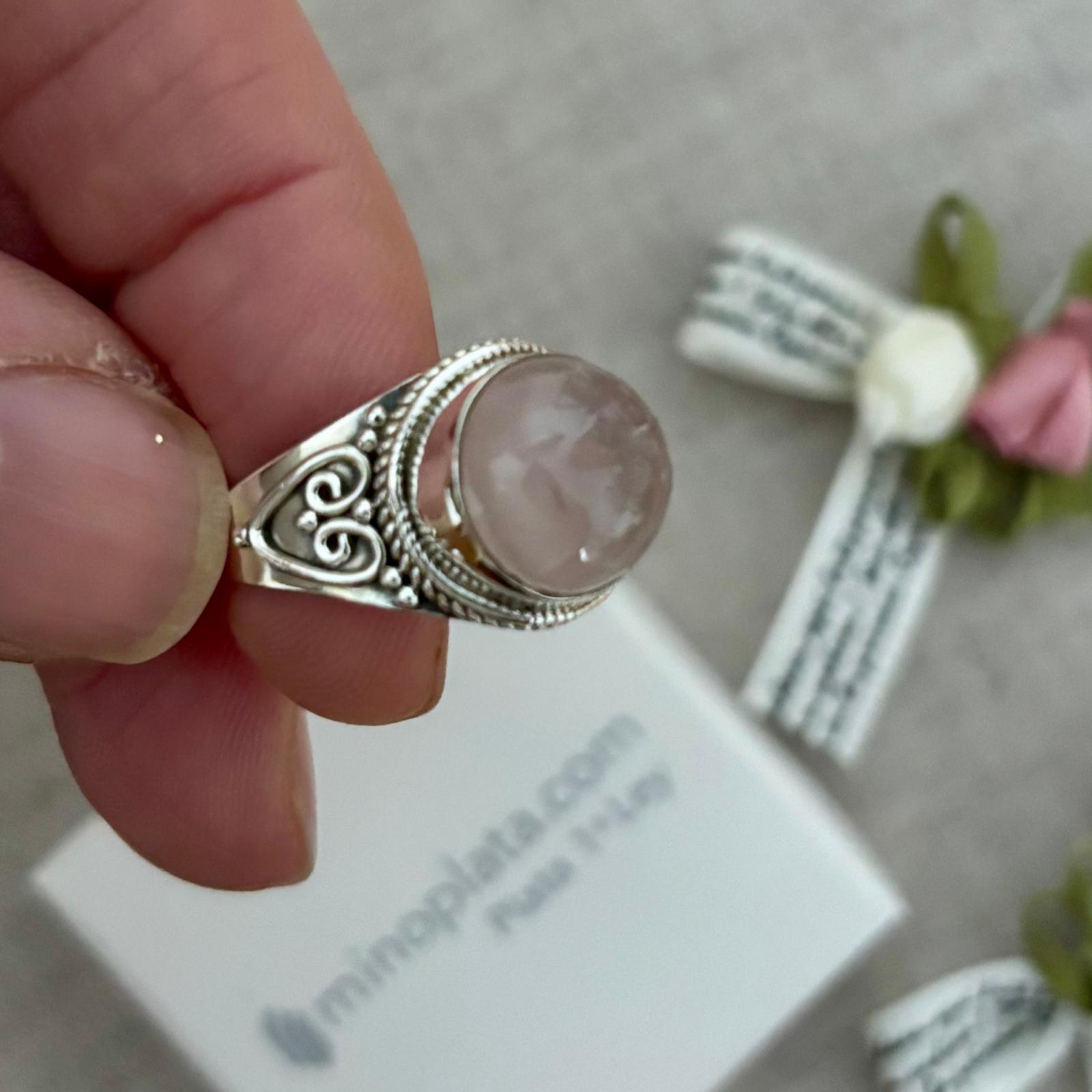 Anillo de Plata de ley con filigranas y piedra natural Cuarzo rosa
