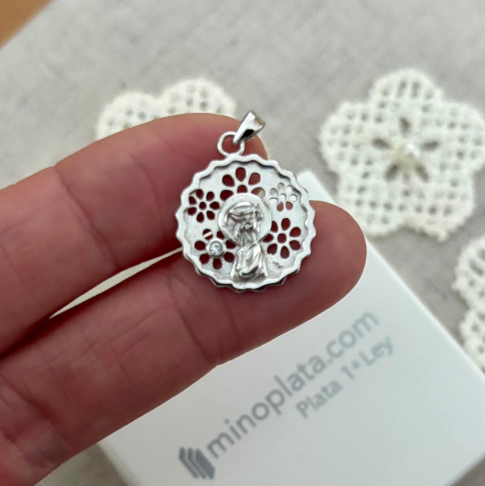 Medalla calada Virgen Niña de Plata de ley con Circonita 18mm