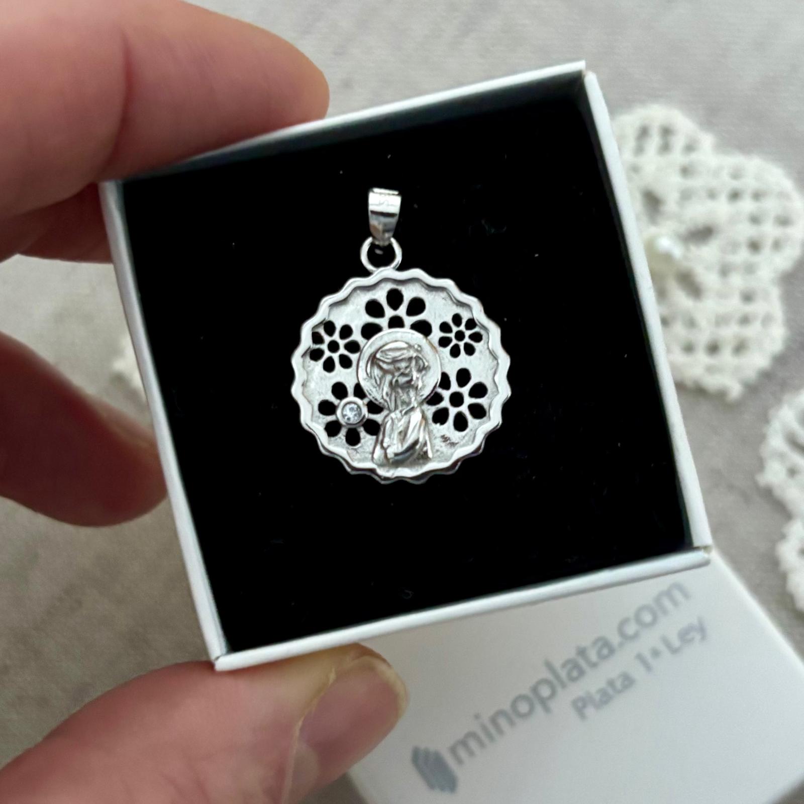 Medalla calada Virgen Niña de Plata de ley con Circonita 18mm 4