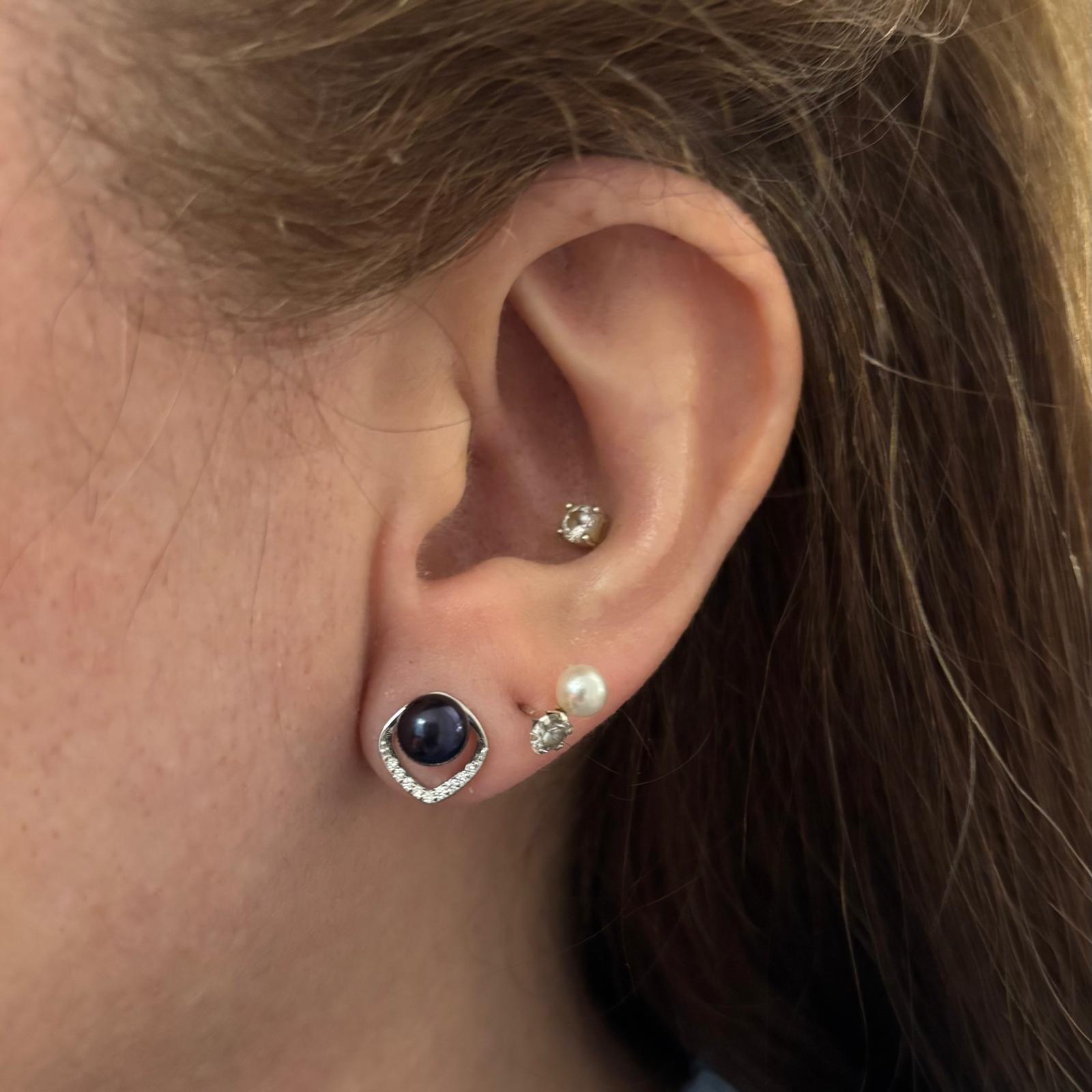 Pendientes de Plata rodiada con Perlas grises 10mm y Circonitas 4