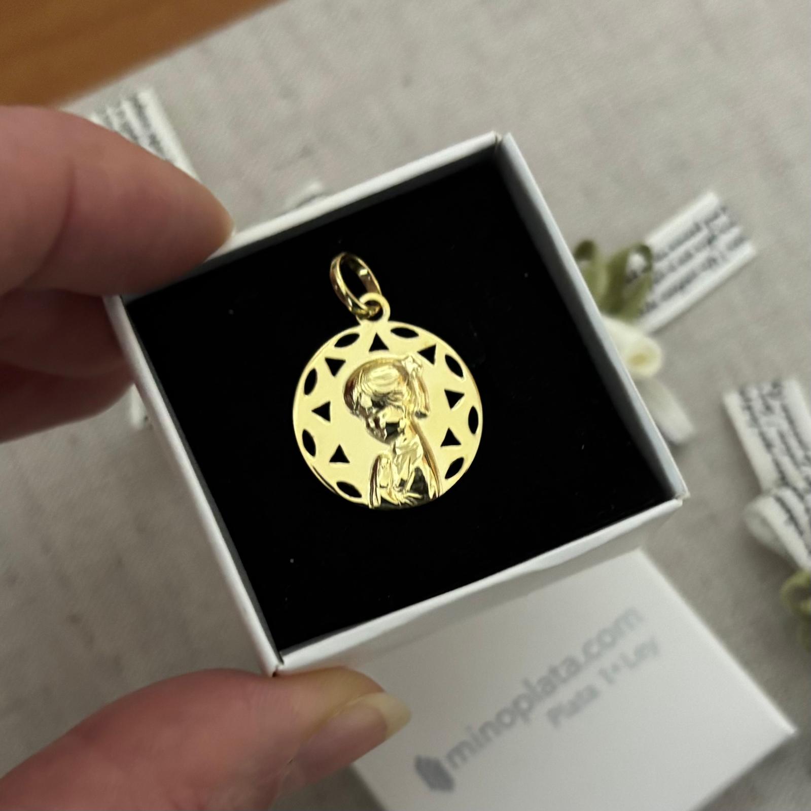 Medalla Primera Comunión Virgen Niña de Plata de ley chapada en Oro triángulos calados 4