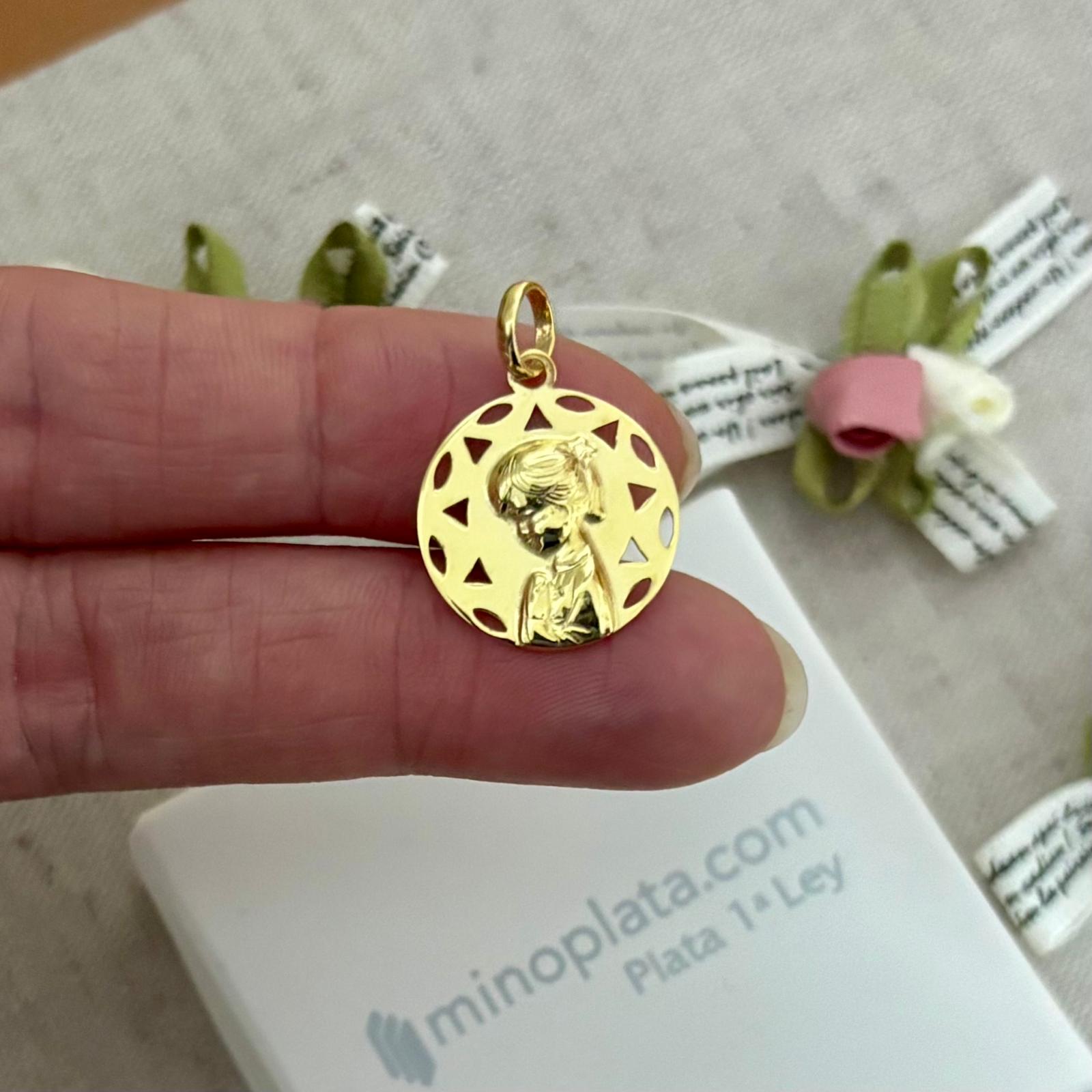 Medalla Primera Comunión Virgen Niña de Plata de ley chapada en Oro triángulos calados 3