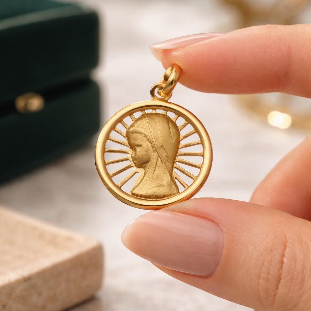 Medalla Virgen Niña 18mm de Plata de ley chapada en Oro