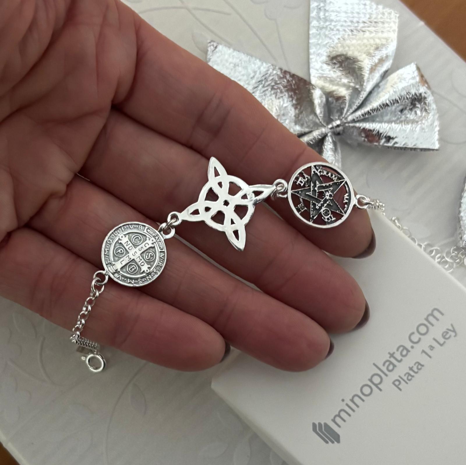 Pulsera triple protección Nudo de Bruja, Medalla San Benito y Tetragramatón de Plata de ley envejecida 3