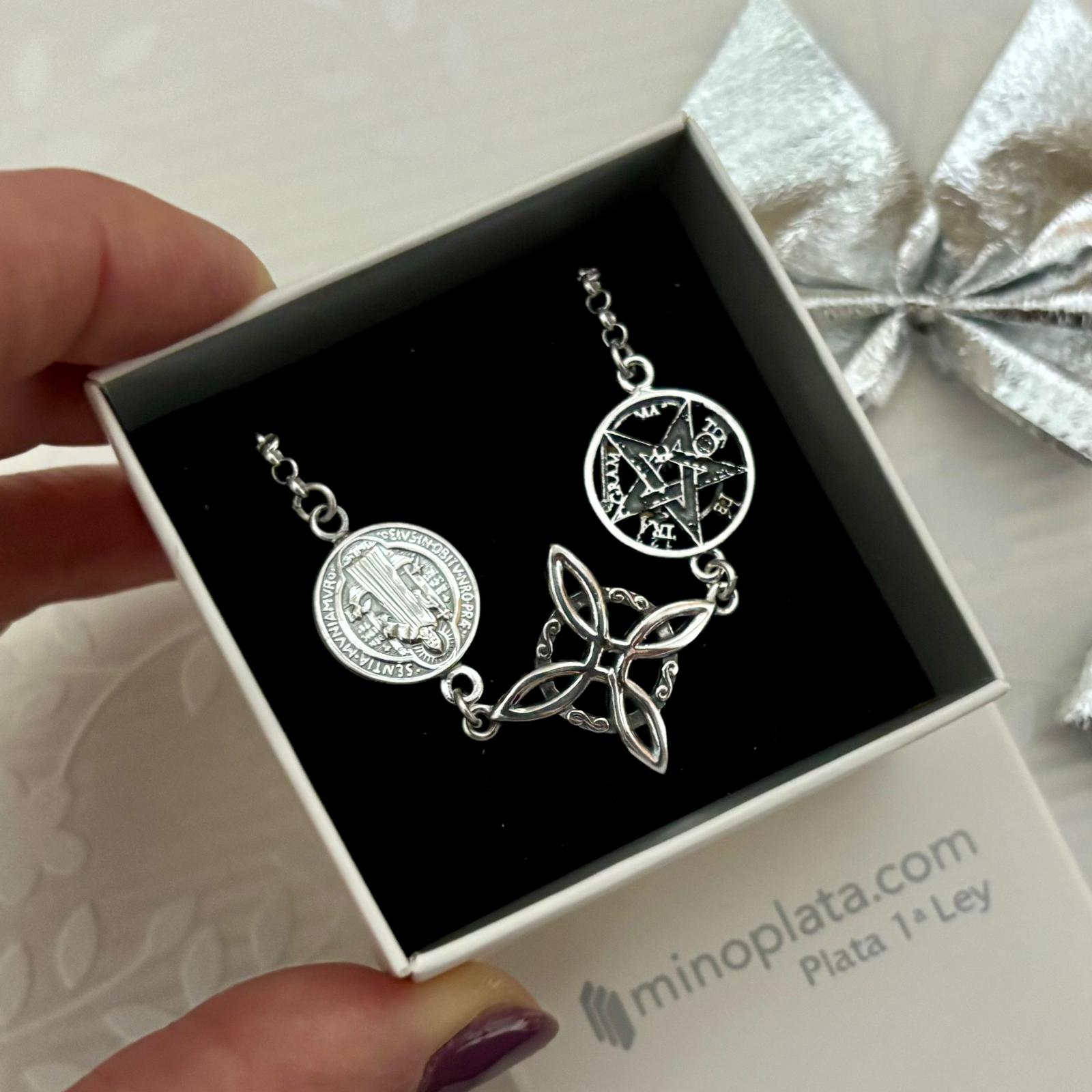 Pulsera triple protección Nudo de Bruja, Medalla San Benito y Tetragramatón de Plata de ley envejecida 4