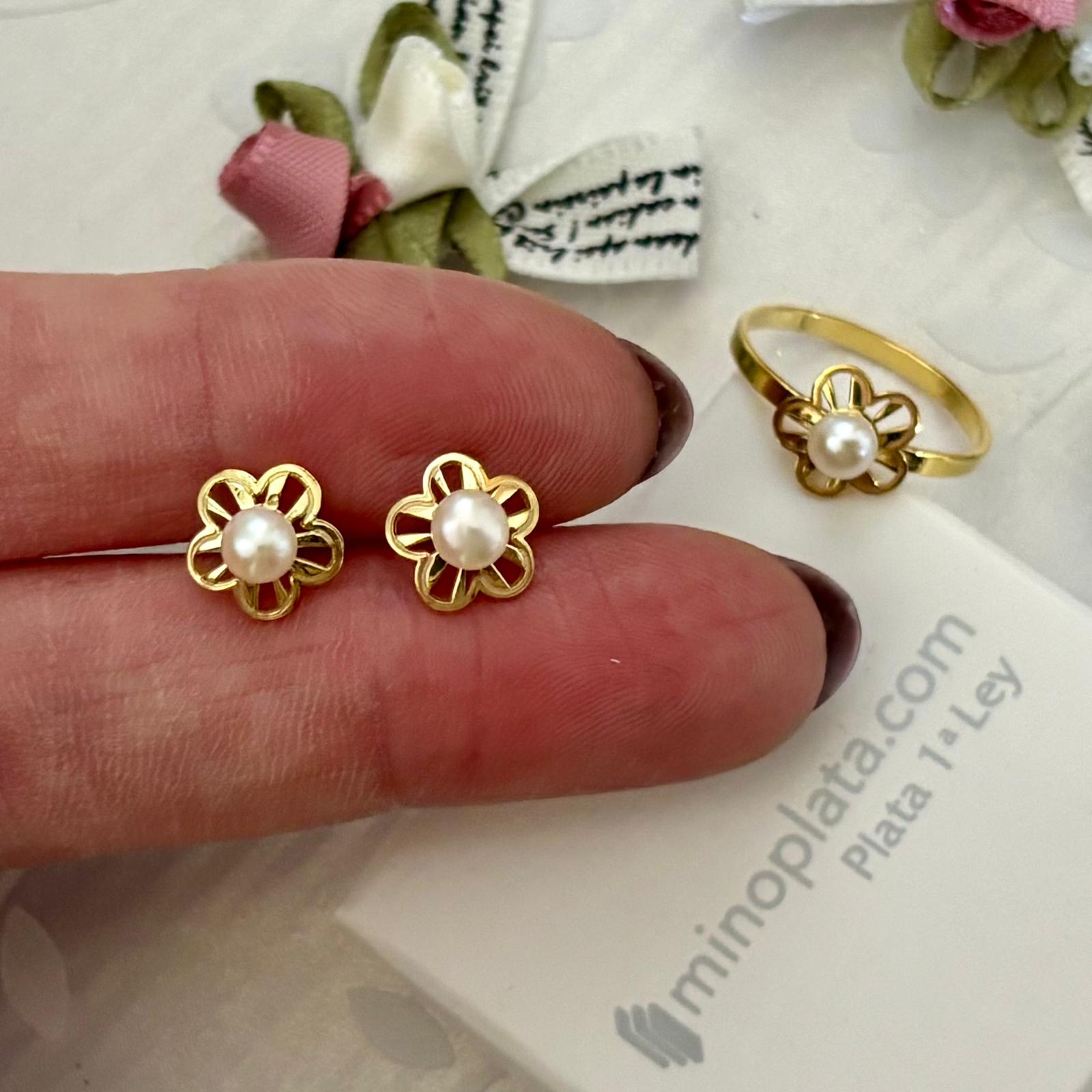 Juego de Pendientes y Sortija Primera Comunión flor calada de Plata de ley chapada en Oro con Perlas cultivadas 3