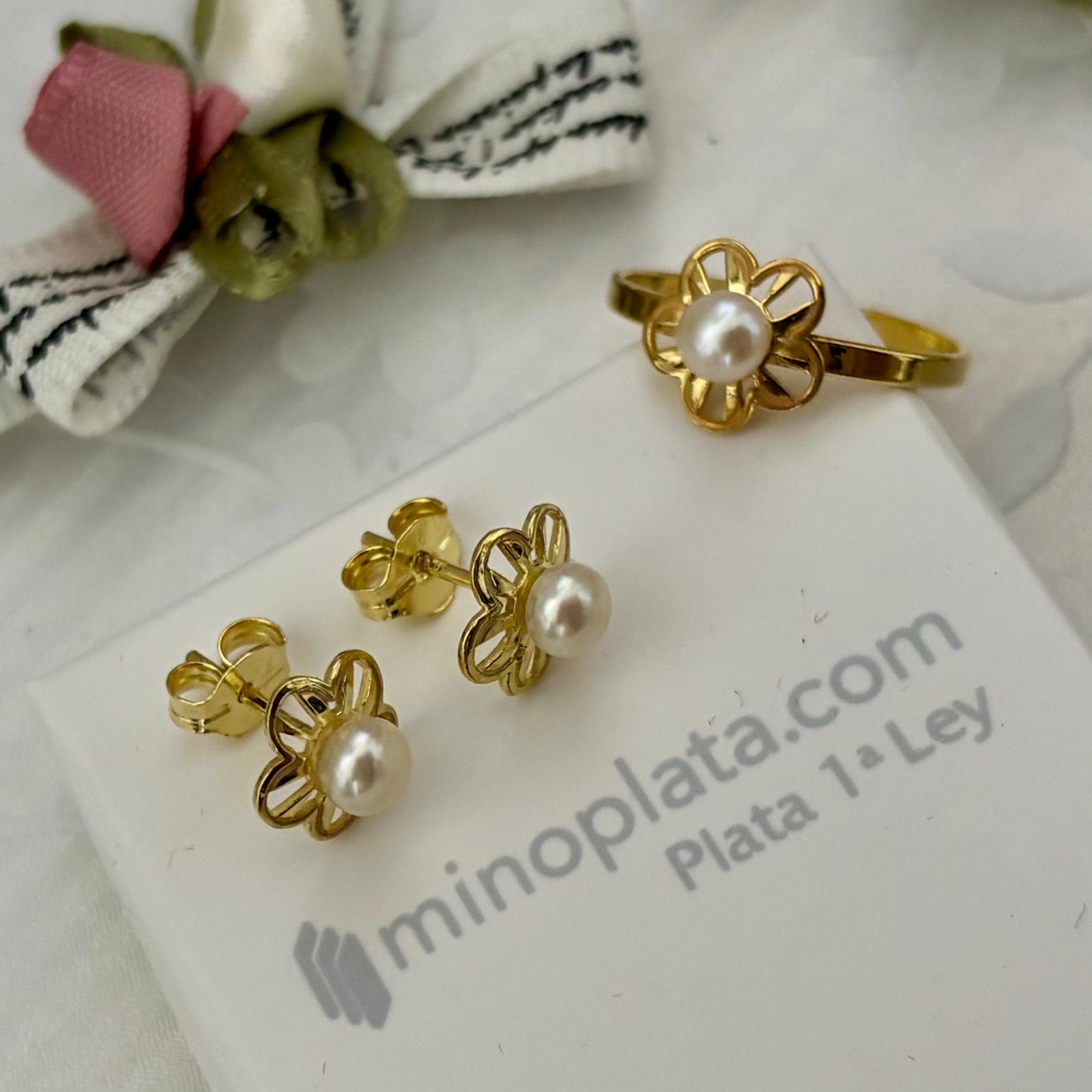 Juego de Pendientes y Sortija Primera Comunión flor calada de Plata de ley chapada en Oro con Perlas cultivadas