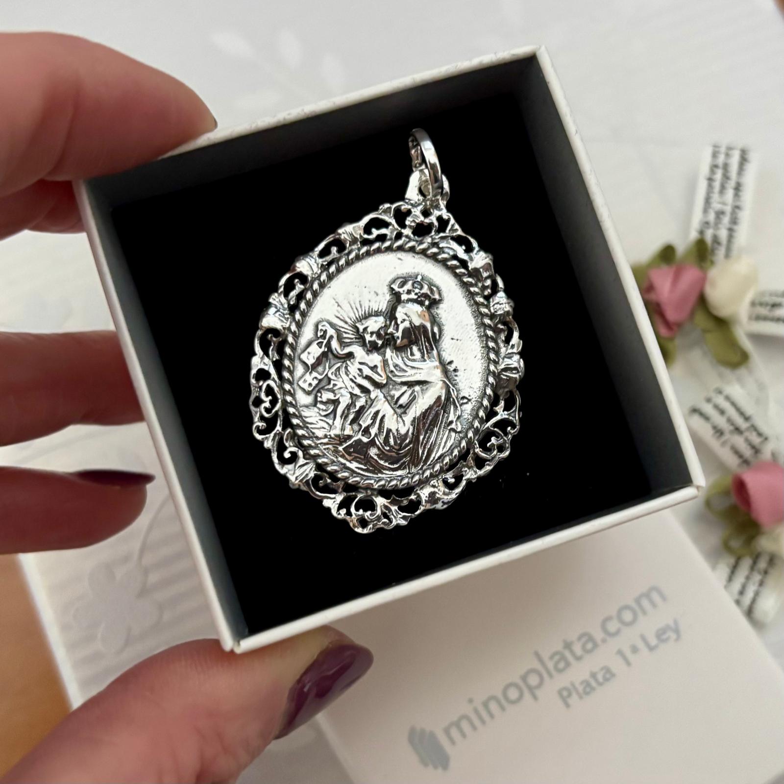 Medalla Virgen del Carmen de Plata de ley envejecida y calada 3