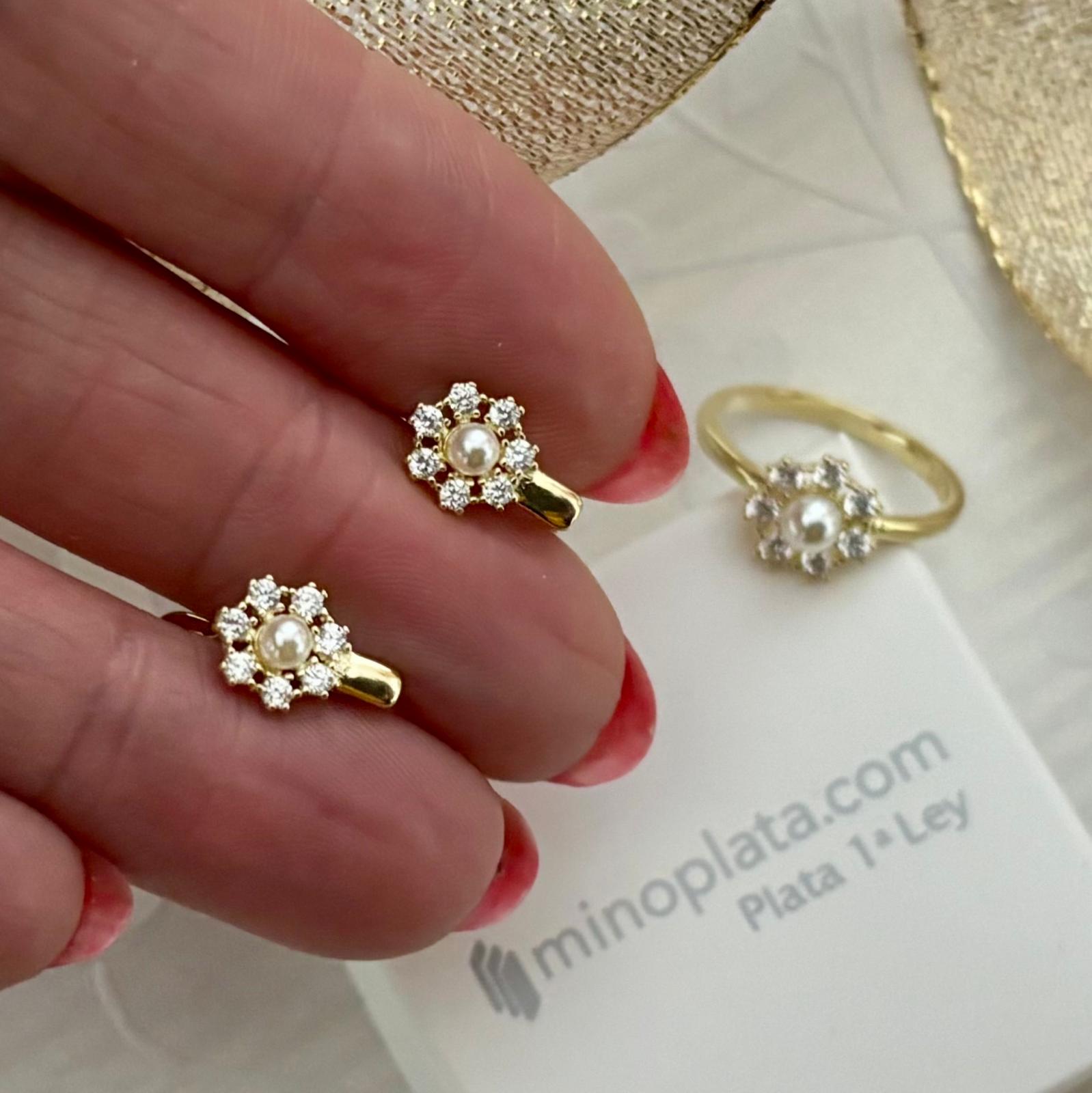 Conjunto Pendientes y Sortija flor de Plata dorada con Circonitas y Perlas cultivadas 4