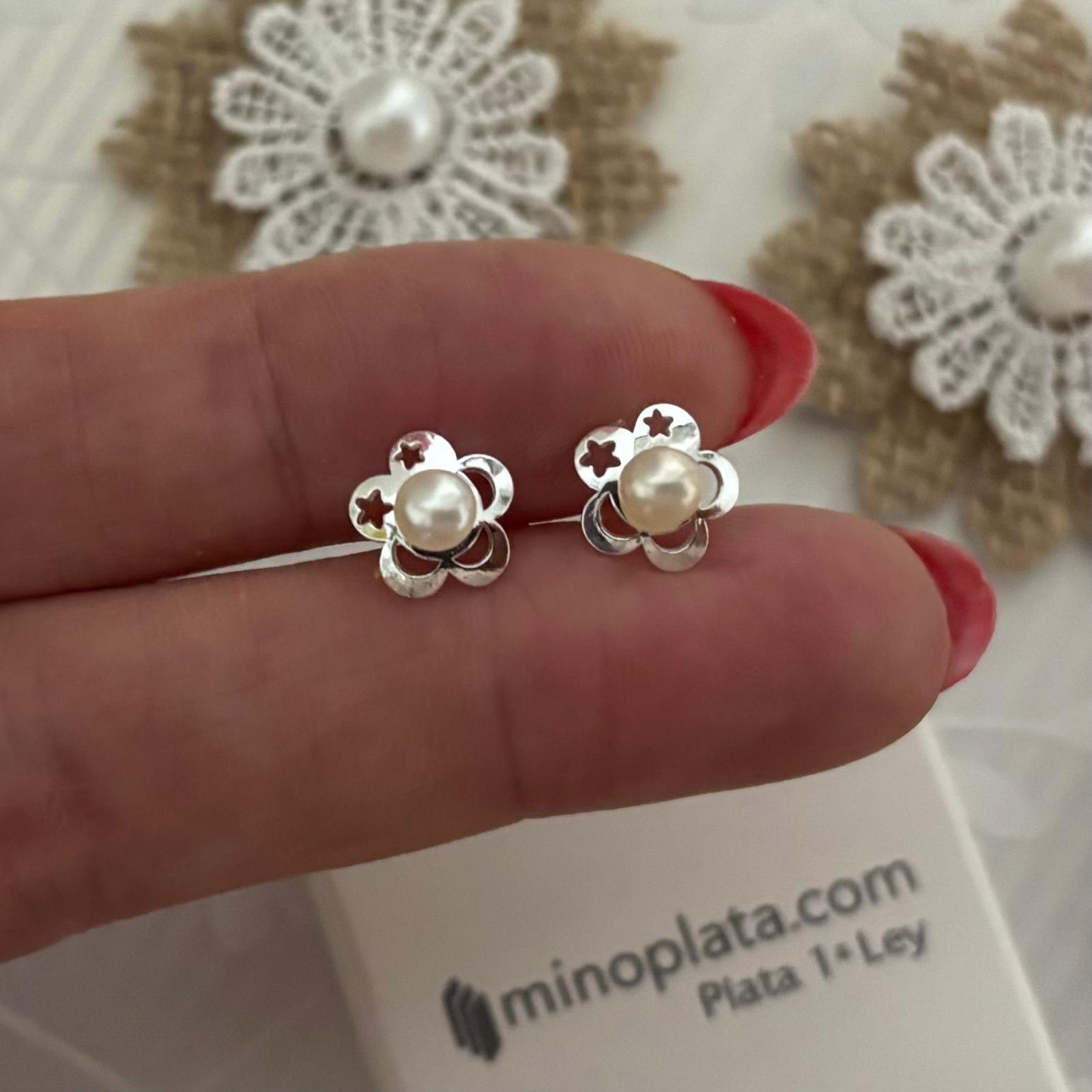 Pendientes niña Comunión de Plata de ley 925 flor con estrellas caladas y Perlas cultivadas