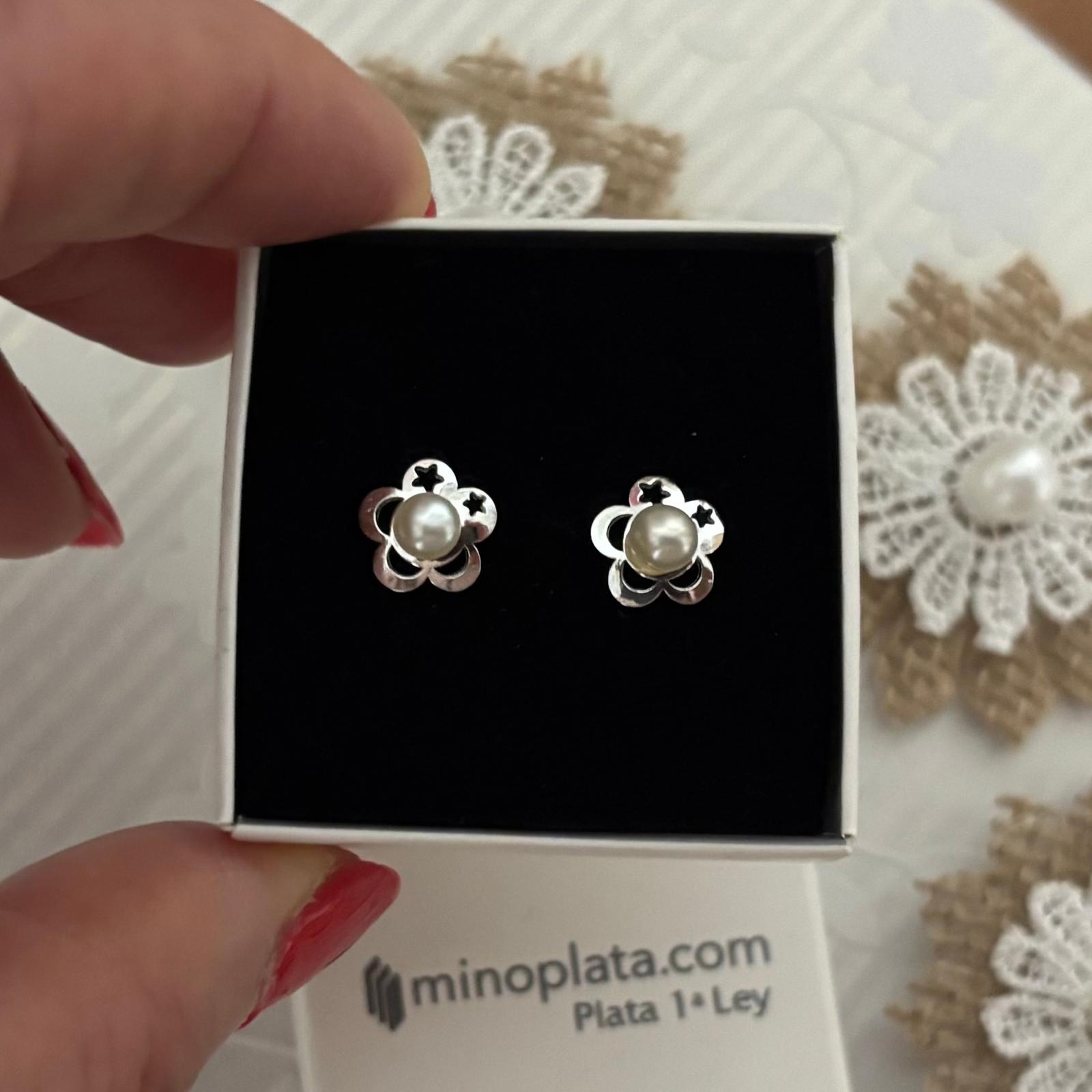 Pendientes niña Comunión de Plata de ley 925 flor con estrellas caladas y Perlas cultivadas 4