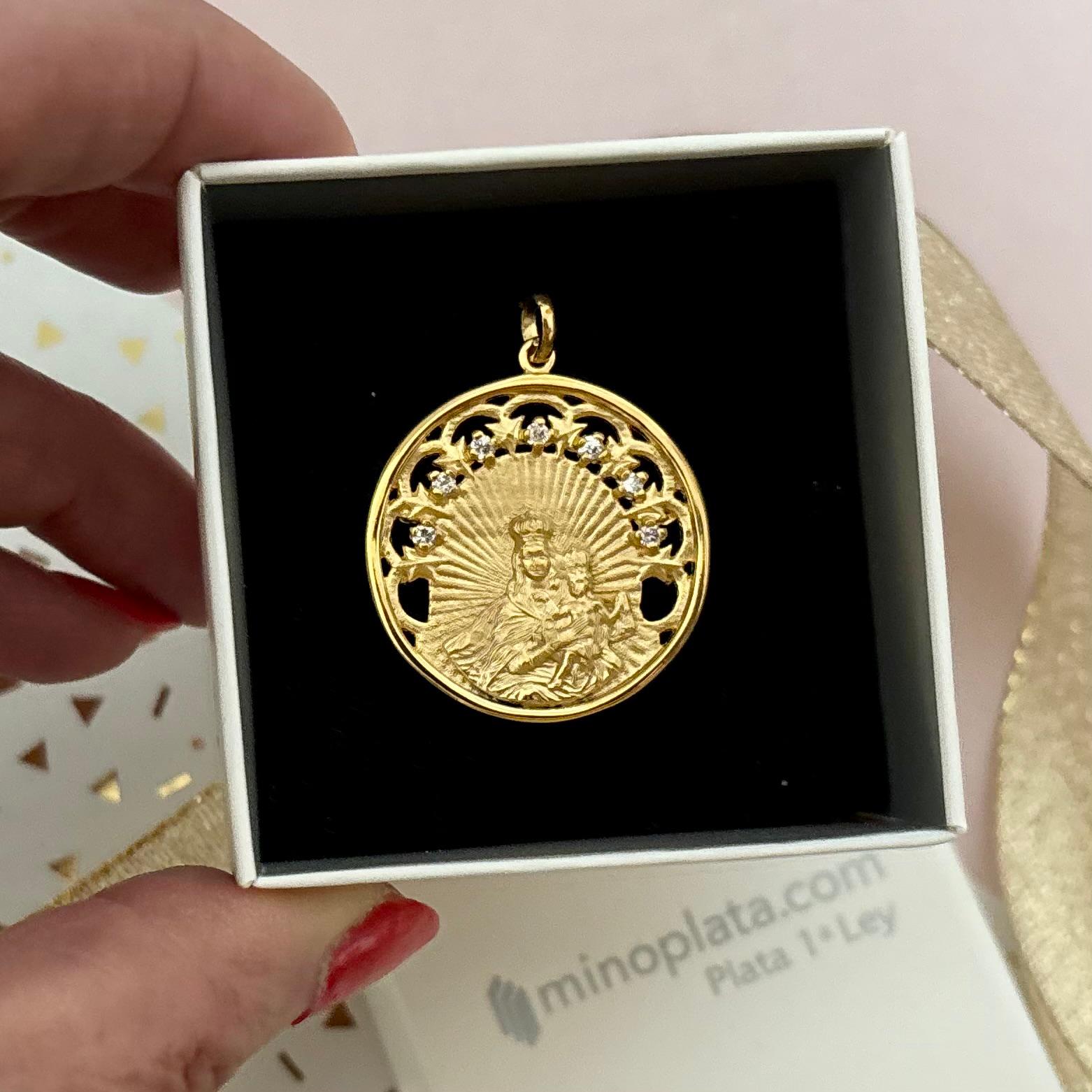Medallón Virgen del Carmen 30mm de Plata chapada en Oro con Circonitas 5