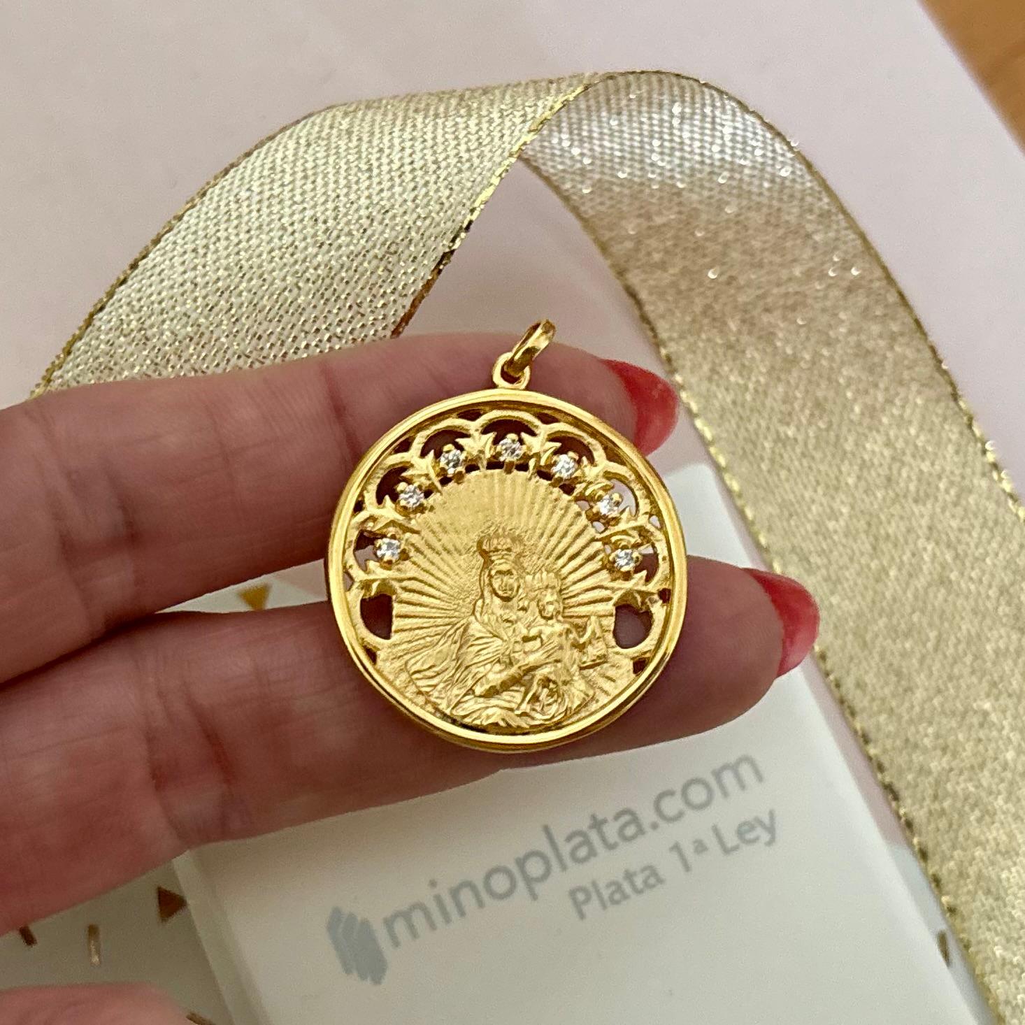 Medallón Virgen del Carmen 30mm de Plata chapada en Oro con Circonitas