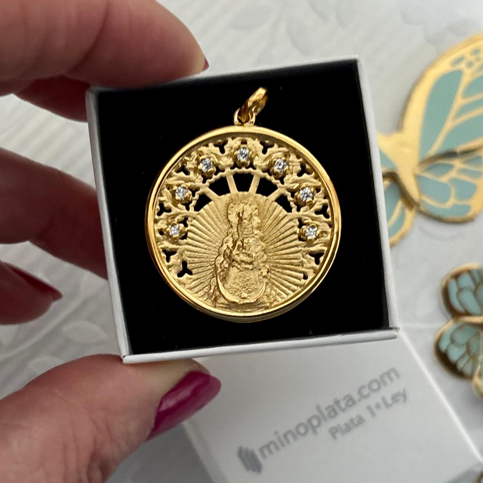 Medallón Virgen del Rocío 30mm de Plata de ley chapada en Oro con Circonitas 4
