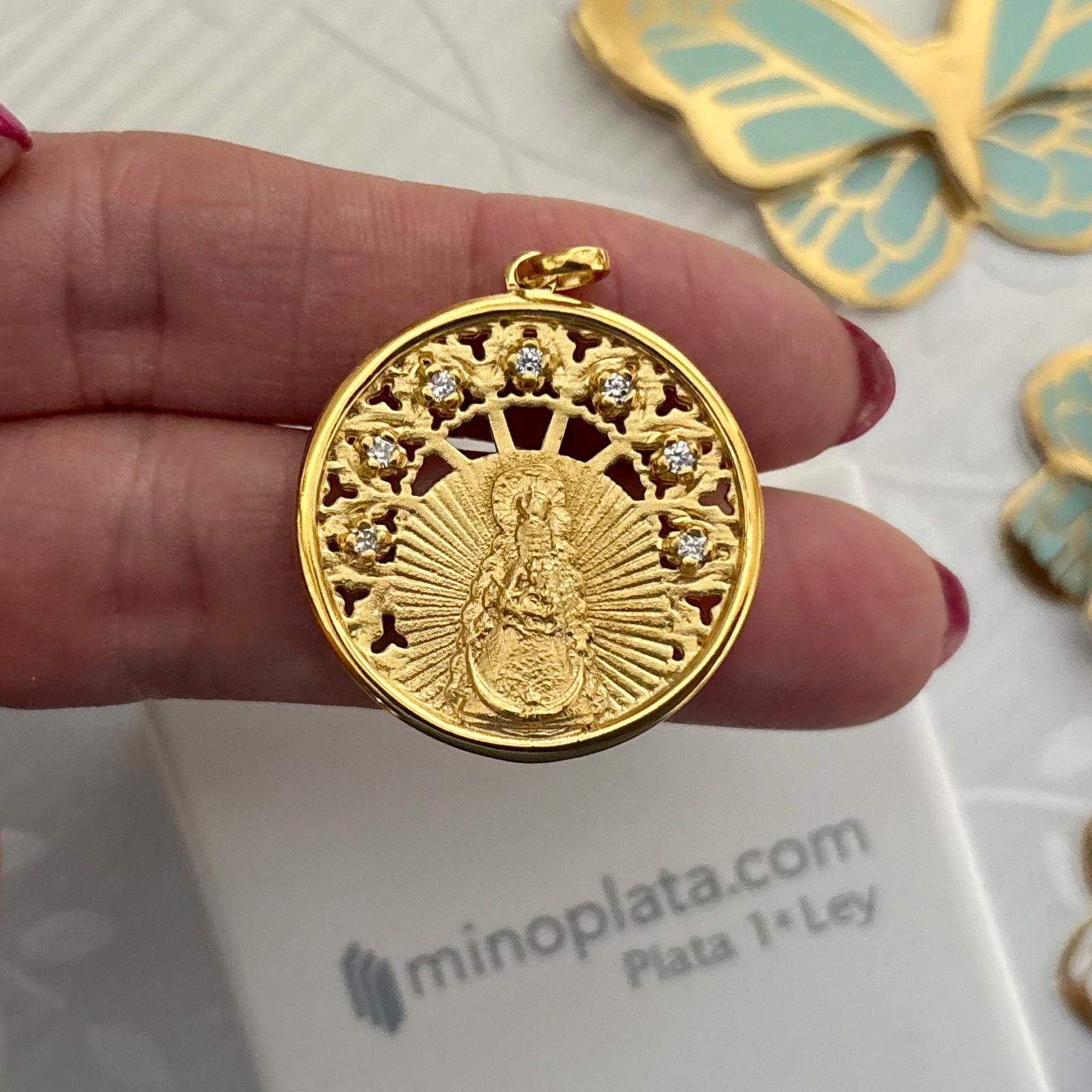 Medallón Virgen del Rocío 30mm de Plata de ley chapada en Oro con Circonitas