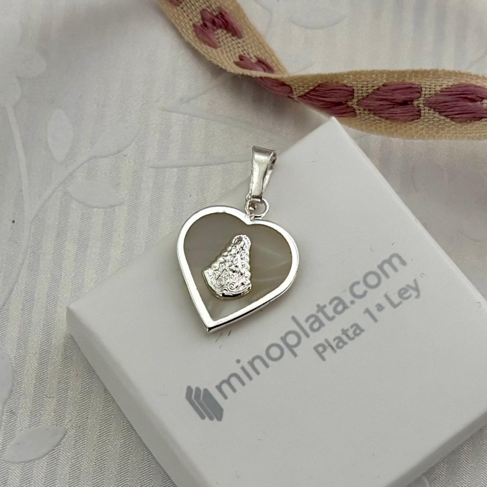 Colgante corazón de la Virgen del Rocío en Plata de ley con Nácar blanco 16x18mm 4