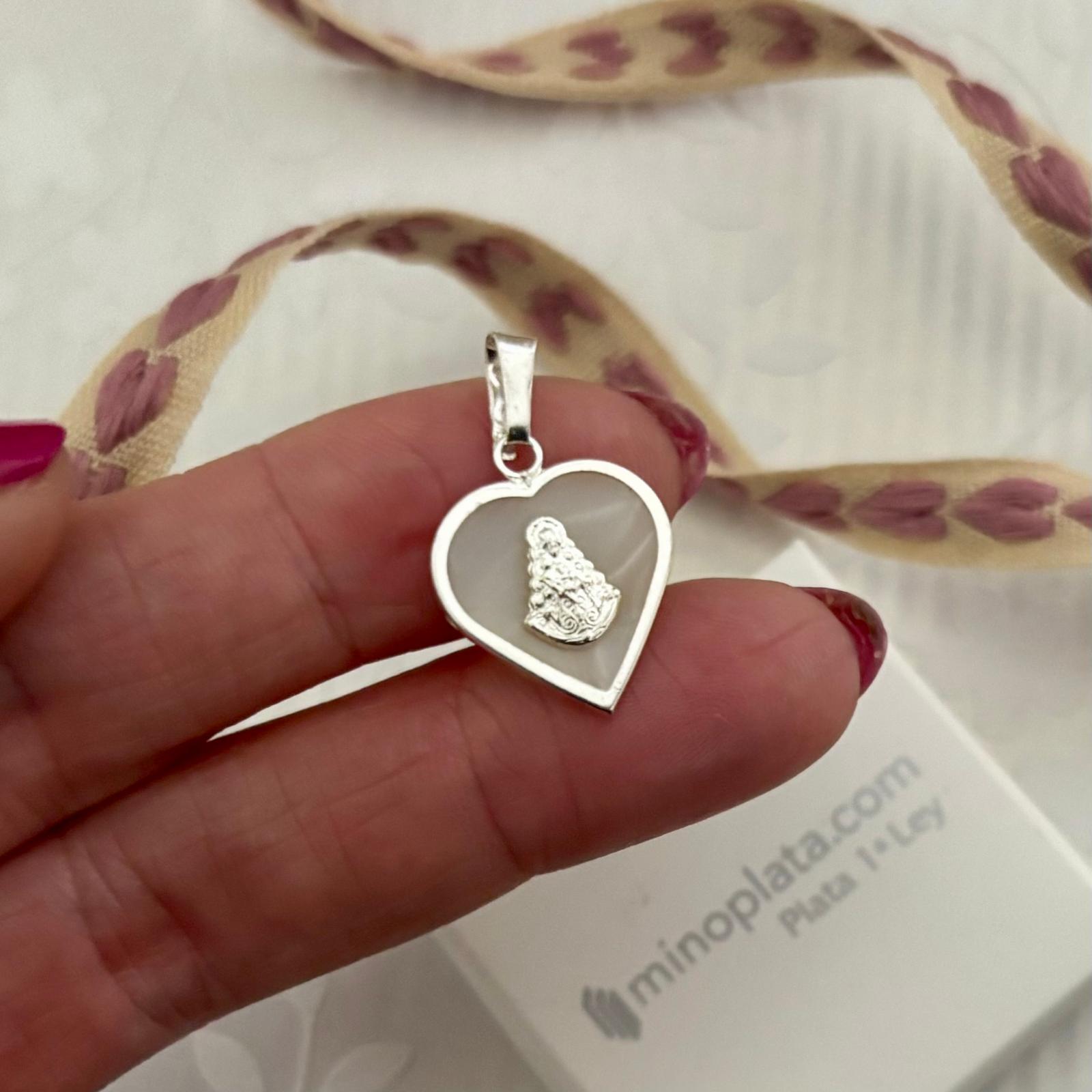 Colgante corazón de la Virgen del Rocío en Plata de ley con Nácar blanco 16x18mm