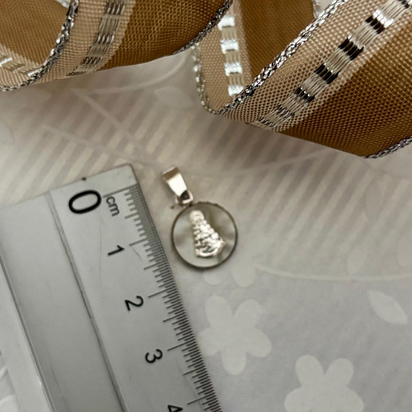 Medalla mini Virgen del Rocío de Plata de ley con Nácar 12mm 3