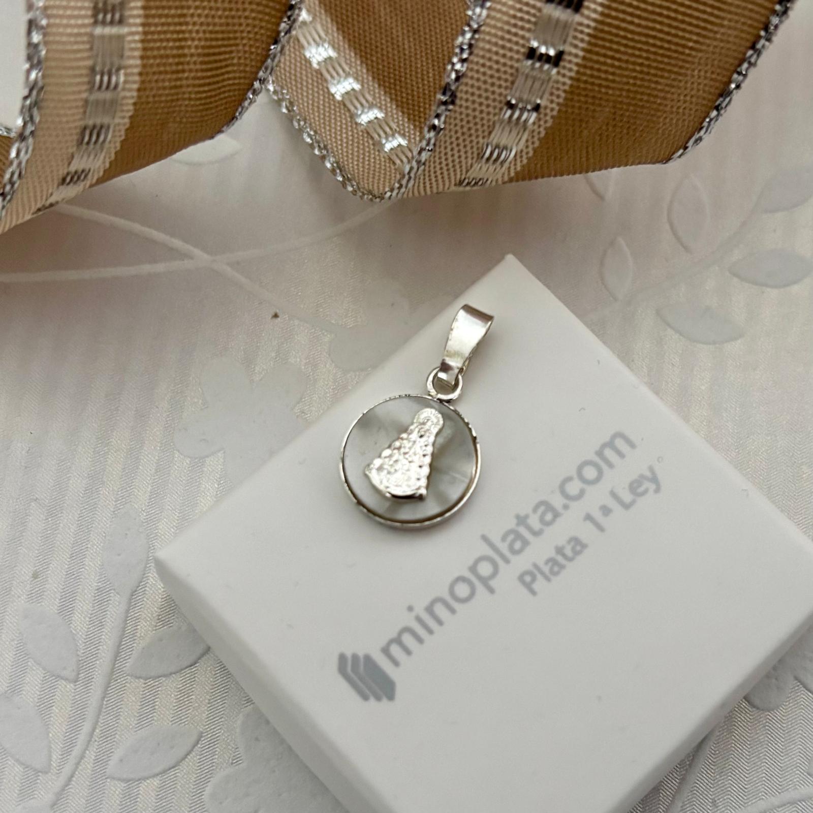 Medalla mini Virgen del Rocío de Plata de ley con Nácar 12mm 4