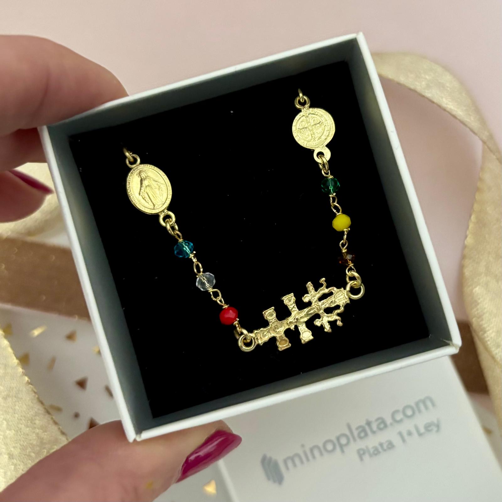 Pulsera tres amuletos Cruz de Caravaca, Medalla San Benito y Medalla Milagrosa de Plata de ley chapada en Oro con bolitas color