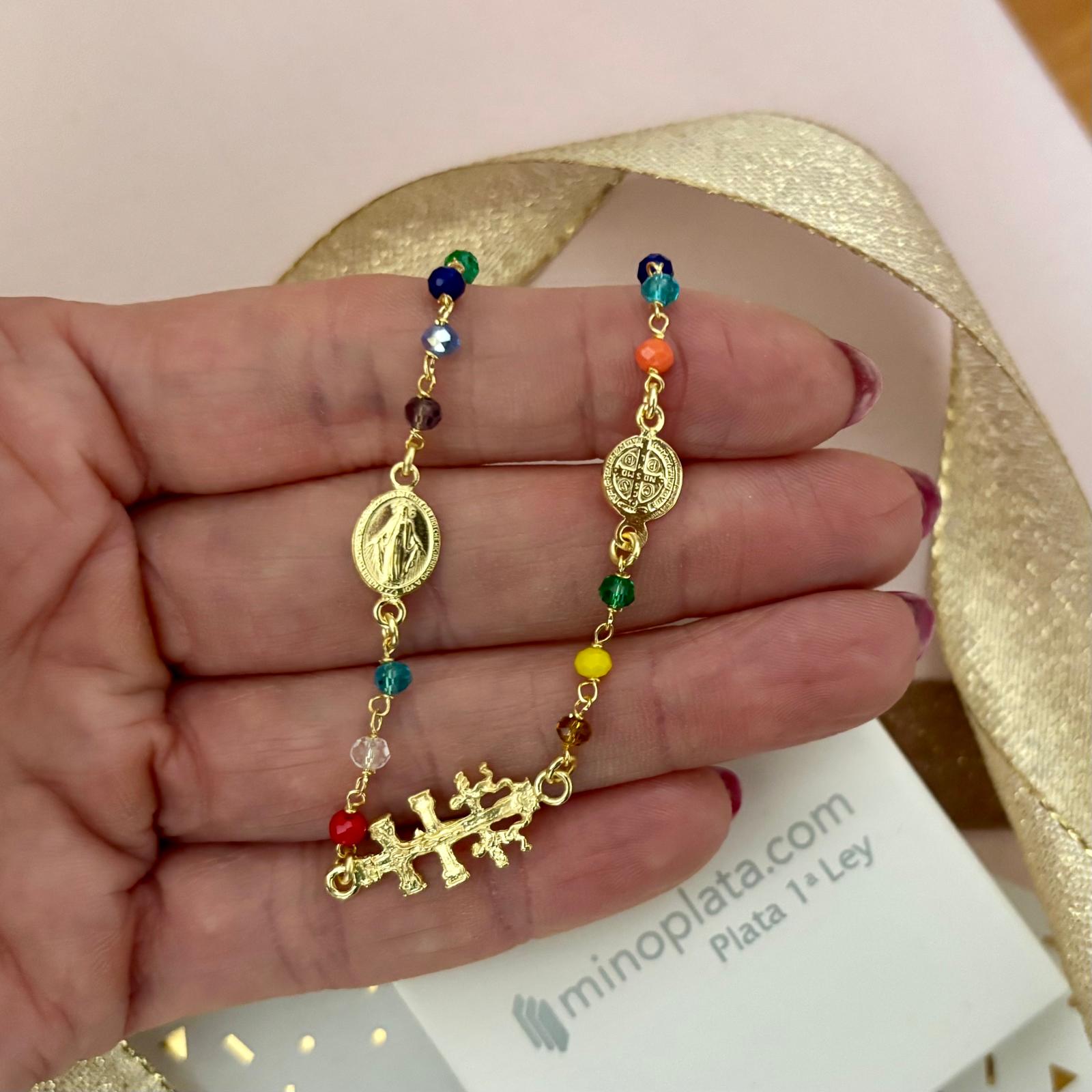 Pulsera tres amuletos Cruz de Caravaca, Medalla San Benito y Medalla Milagrosa de Plata de ley chapada en Oro con bolitas color 3