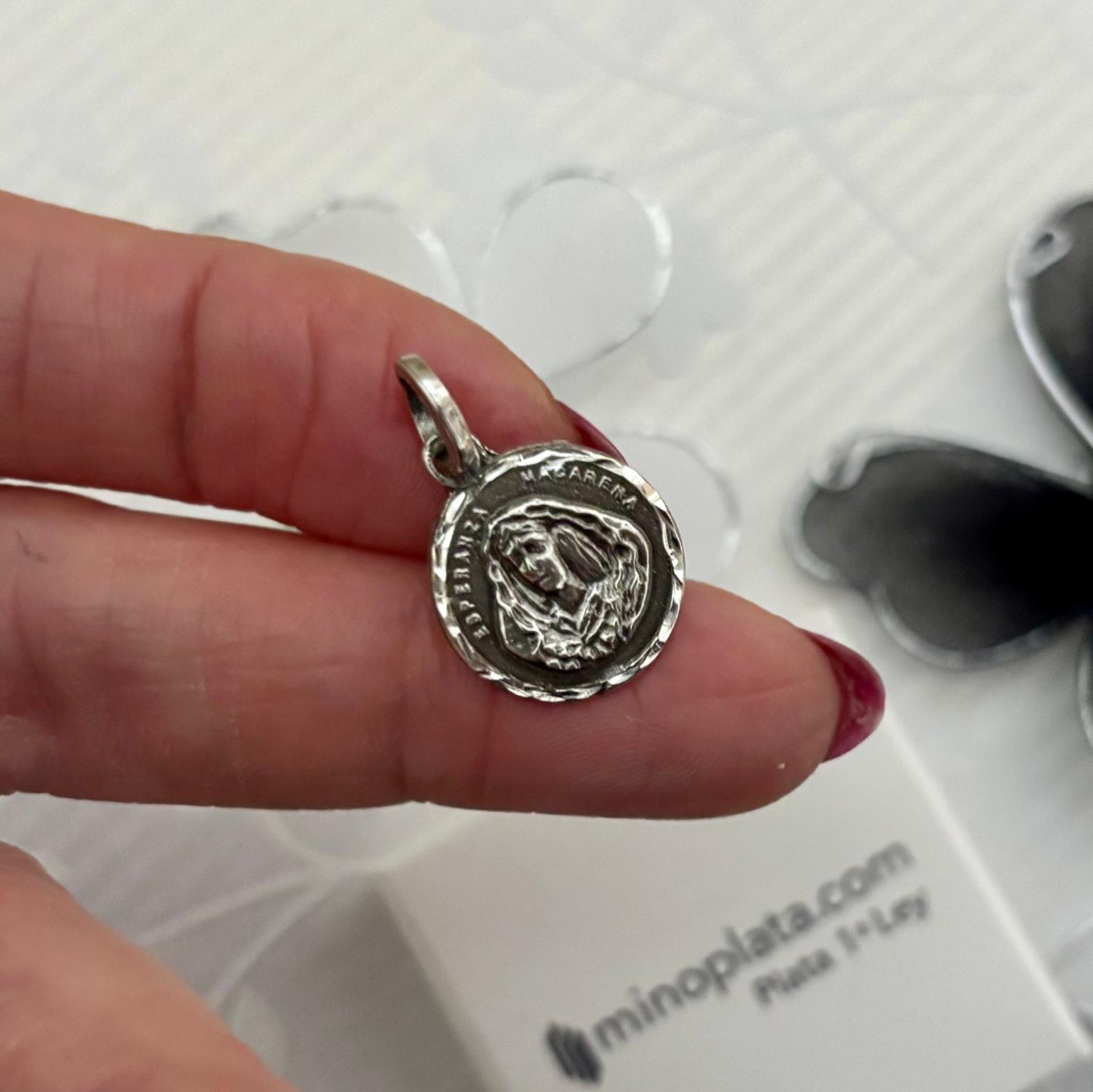 Medalla Virgen de la Esperanza 16mm de Plata de ley envejecida