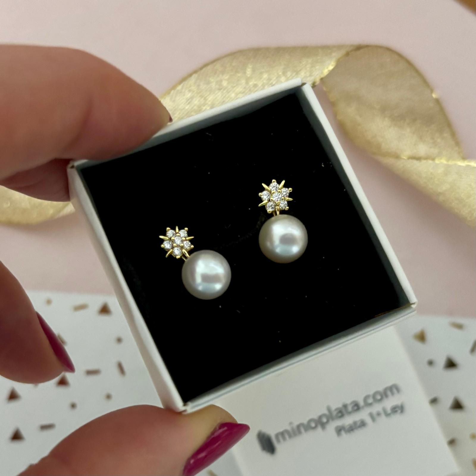 Pendientes Perlas cultivadas 7mm flor de Plata chapada en Oro con Circonitas microengastadas y cierre omega 4