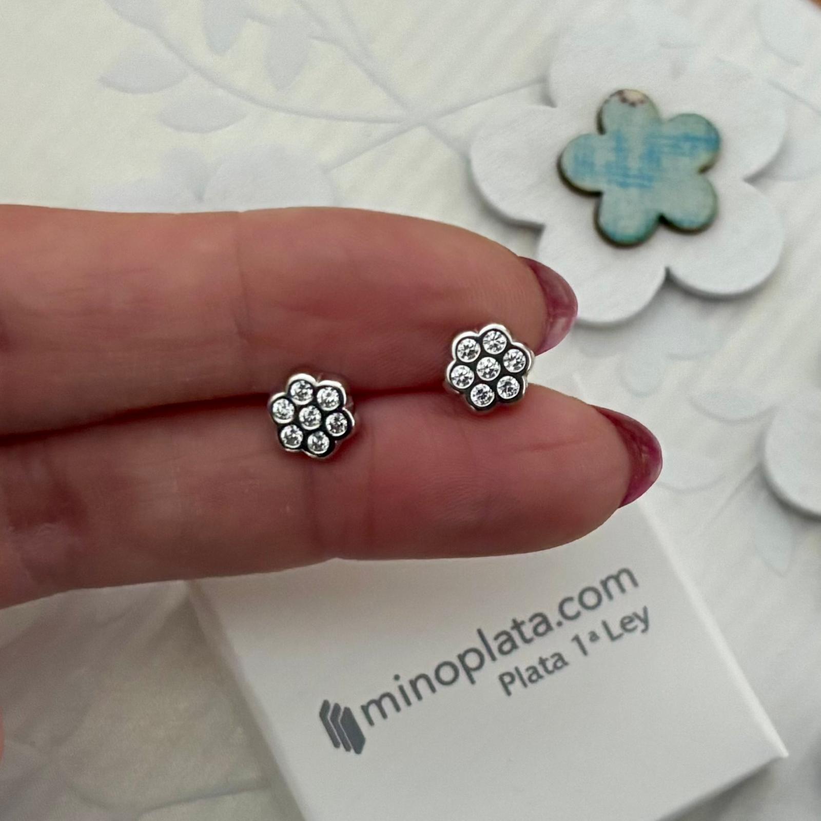 Pendientes flor de Plata rodiada y Circonitas con cierre rosca bola 3