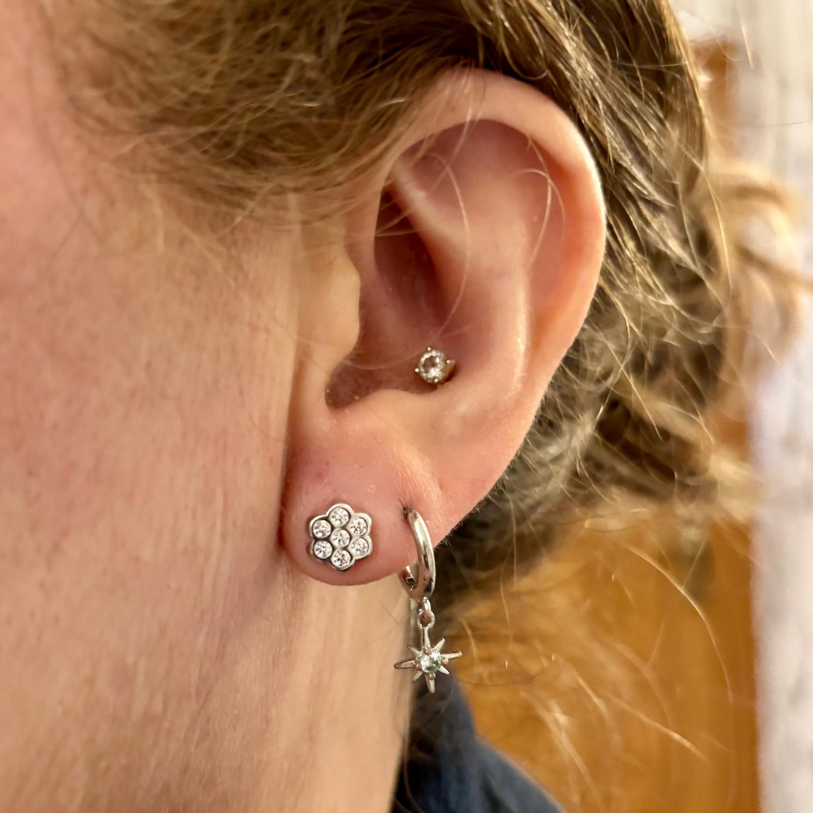Pendientes flor de Plata rodiada y Circonitas con cierre rosca bola 4