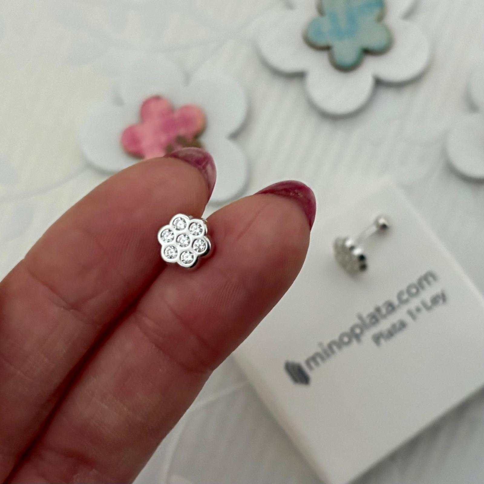 Pendientes flor de Plata rodiada y Circonitas con cierre rosca bola