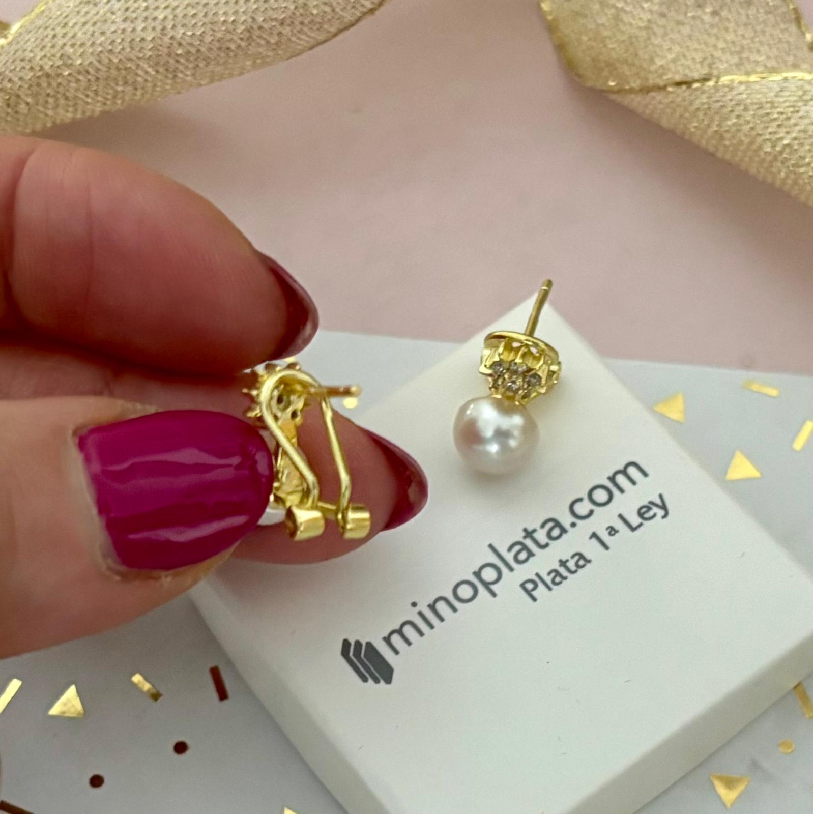 Pendientes Perlas cultivadas 7mm flor de Plata chapada en Oro con Circonitas microengastadas y cierre omega