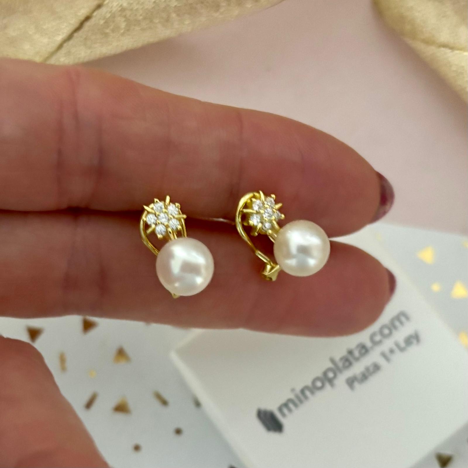 Pendientes Perlas cultivadas 7mm flor de Plata chapada en Oro con Circonitas microengastadas y cierre omega 3