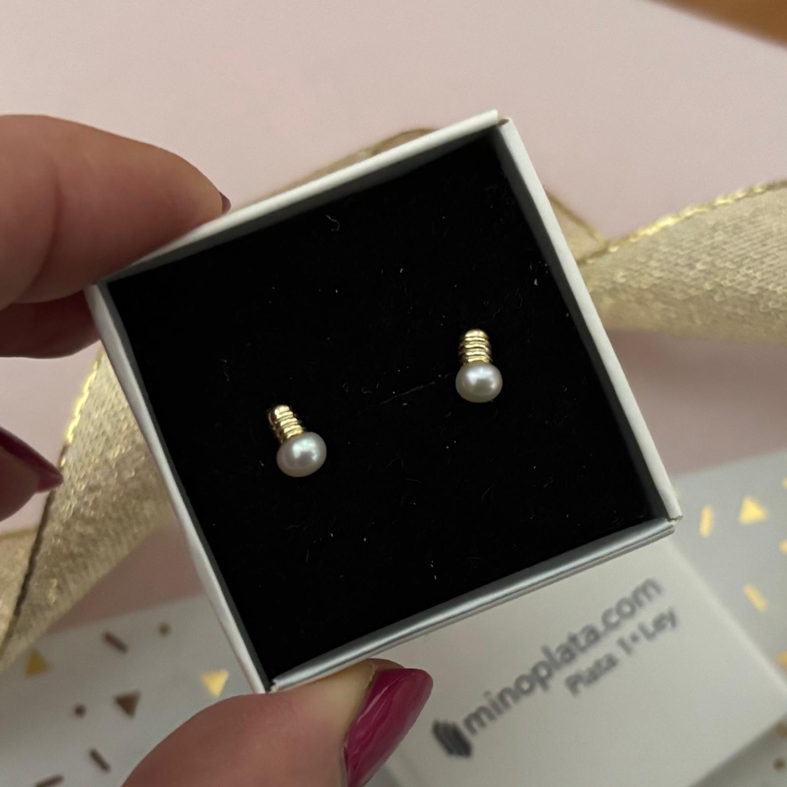 Pendientes pequeños Perlas cultivadas 4mm en Plata de ley chapada en Oro 4