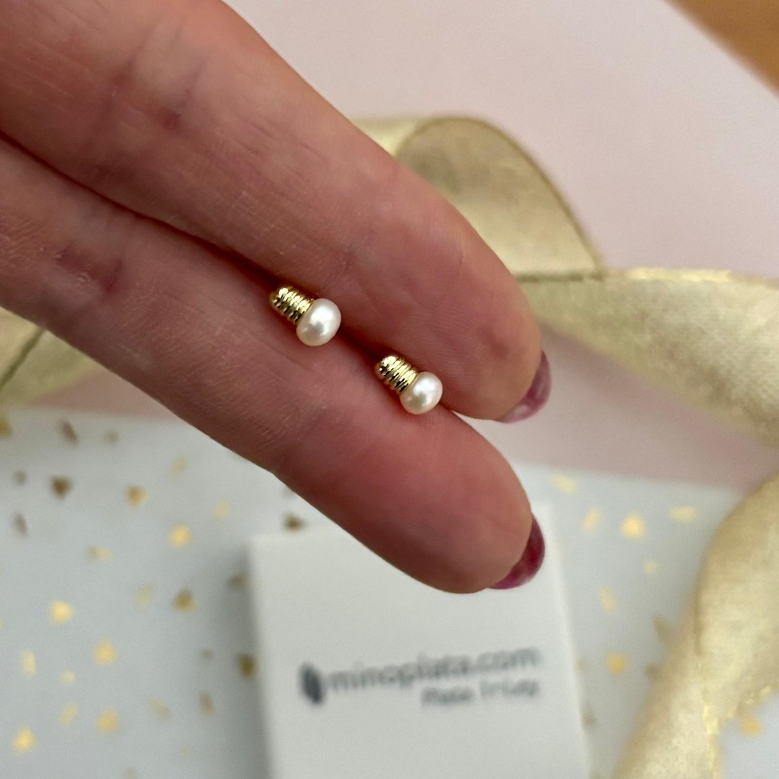 Pendientes pequeños Perlas cultivadas 4mm en Plata de ley chapada en Oro 3