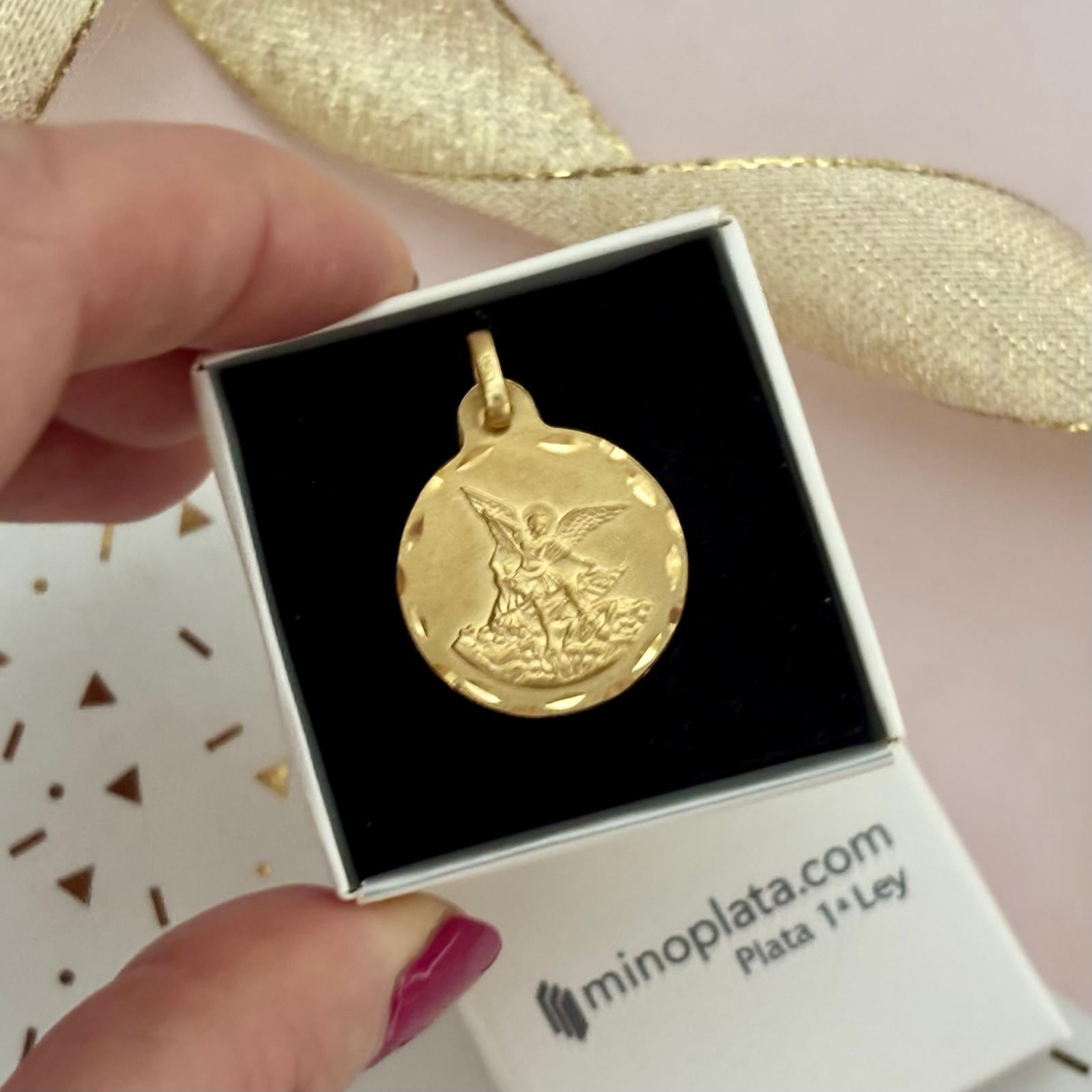 Medalla de San Miguel de Plata de ley chapada en Oro con borde tallado 21mm