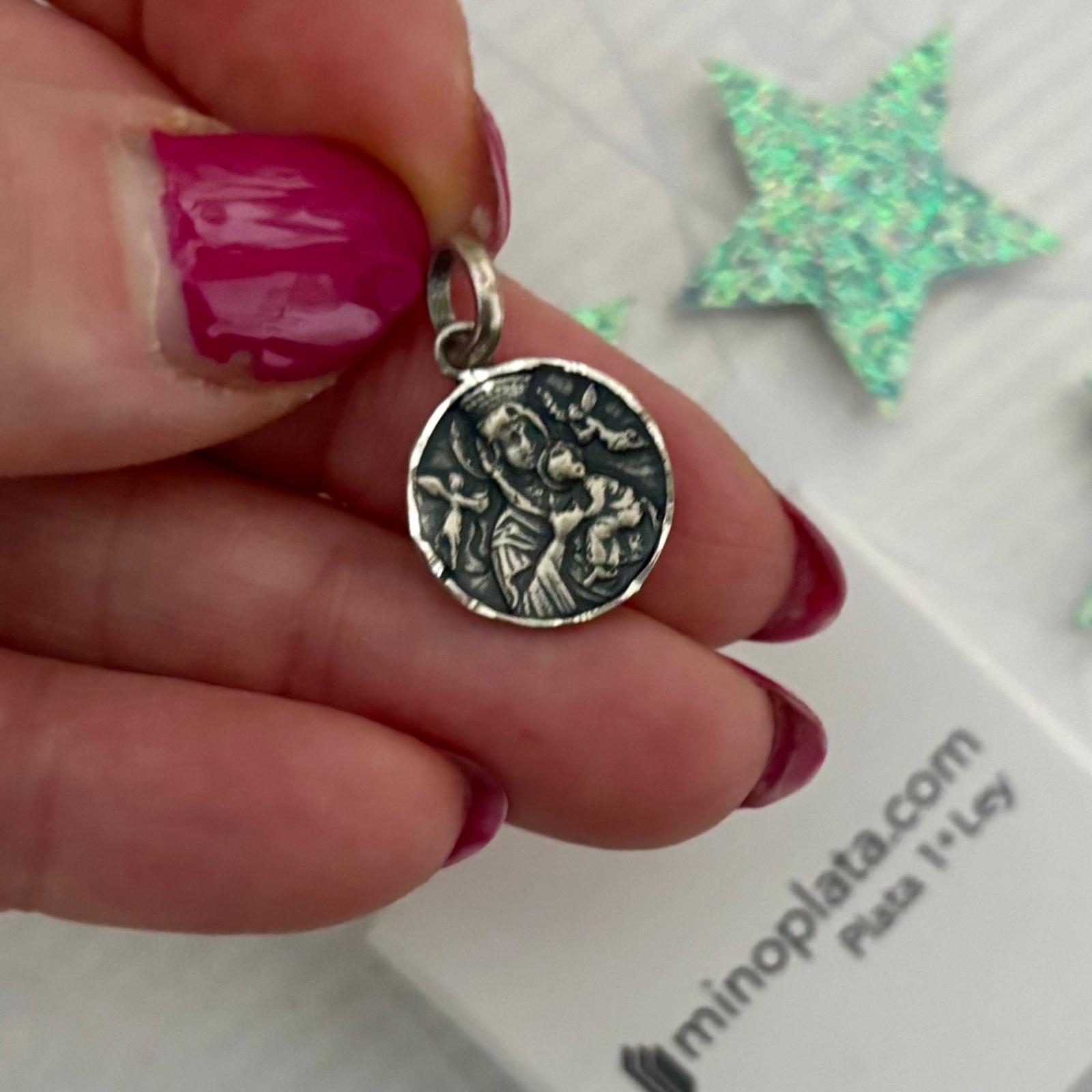 Medalla de la Virgen con Niño de Plata de ley envejecida 14mm